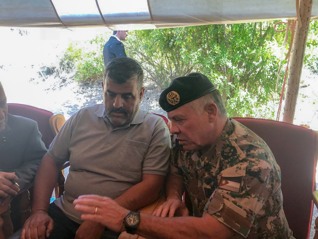 الملك يزور بيت عزاء الشهيد محمد العزام في عجلون