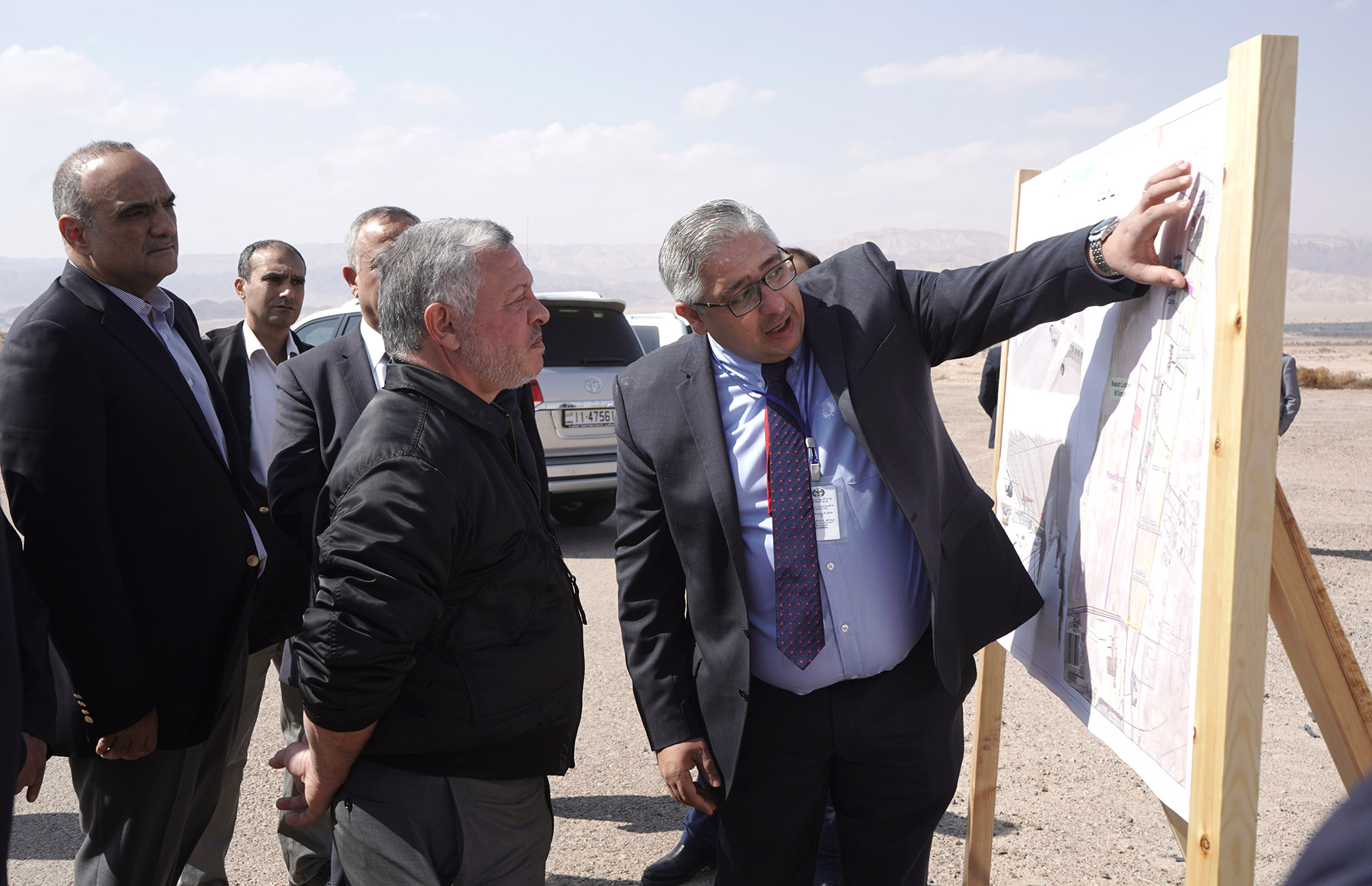 الملك يواصل من العقبة جولته إلى الجنوب، ويؤكد أهمية وضع إطار زمني وتحديد الأولويات لخطة عمل قطاعي الاستثمار والسياحة