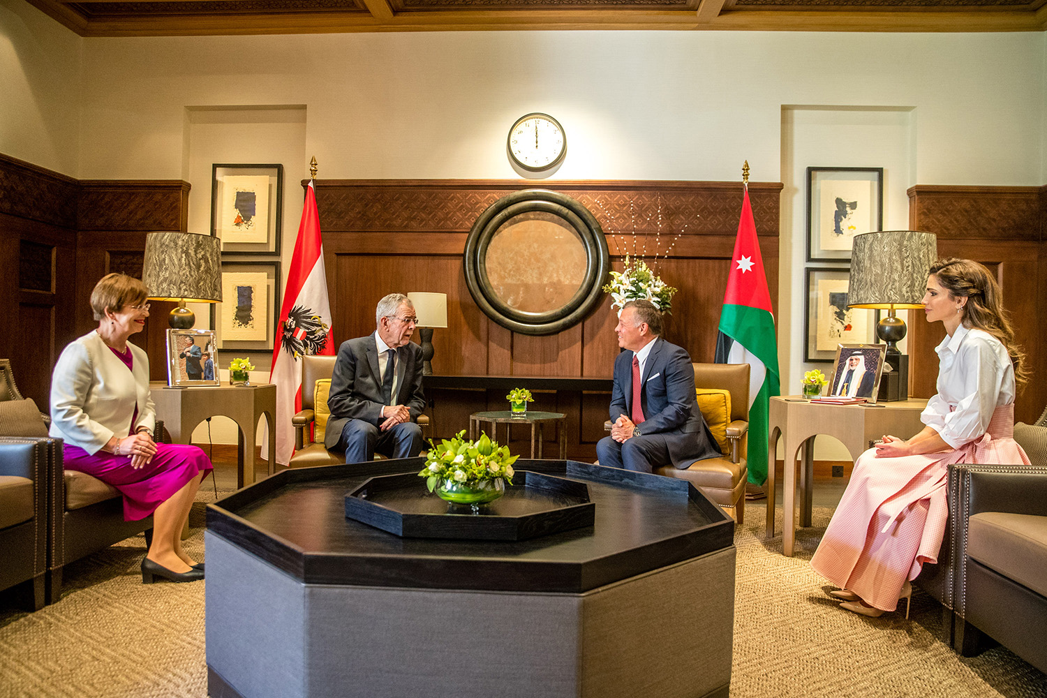 King holds talks with federal president of Austria