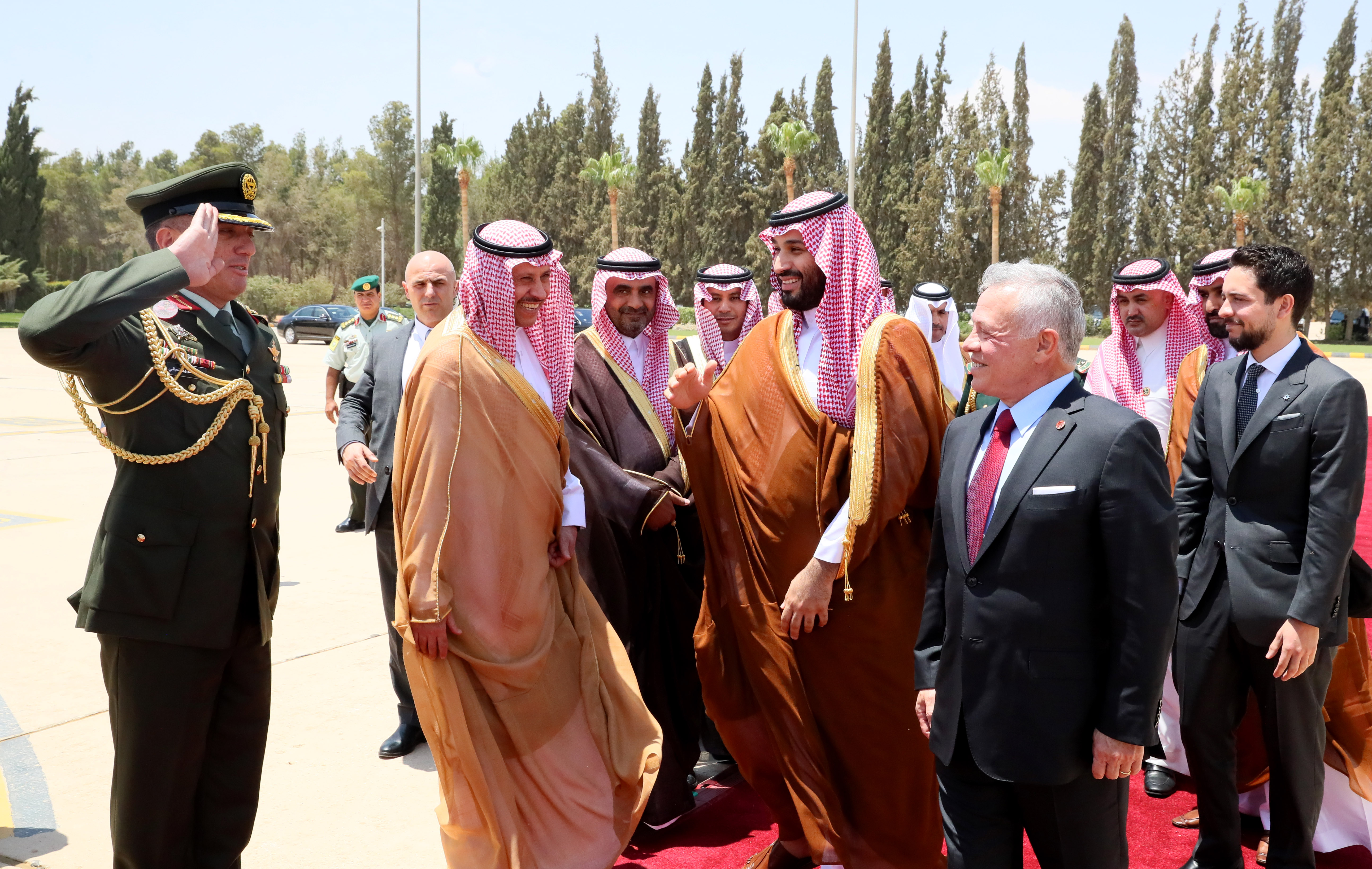 الملك وولي العهد يودعان ولي العهد السعودي