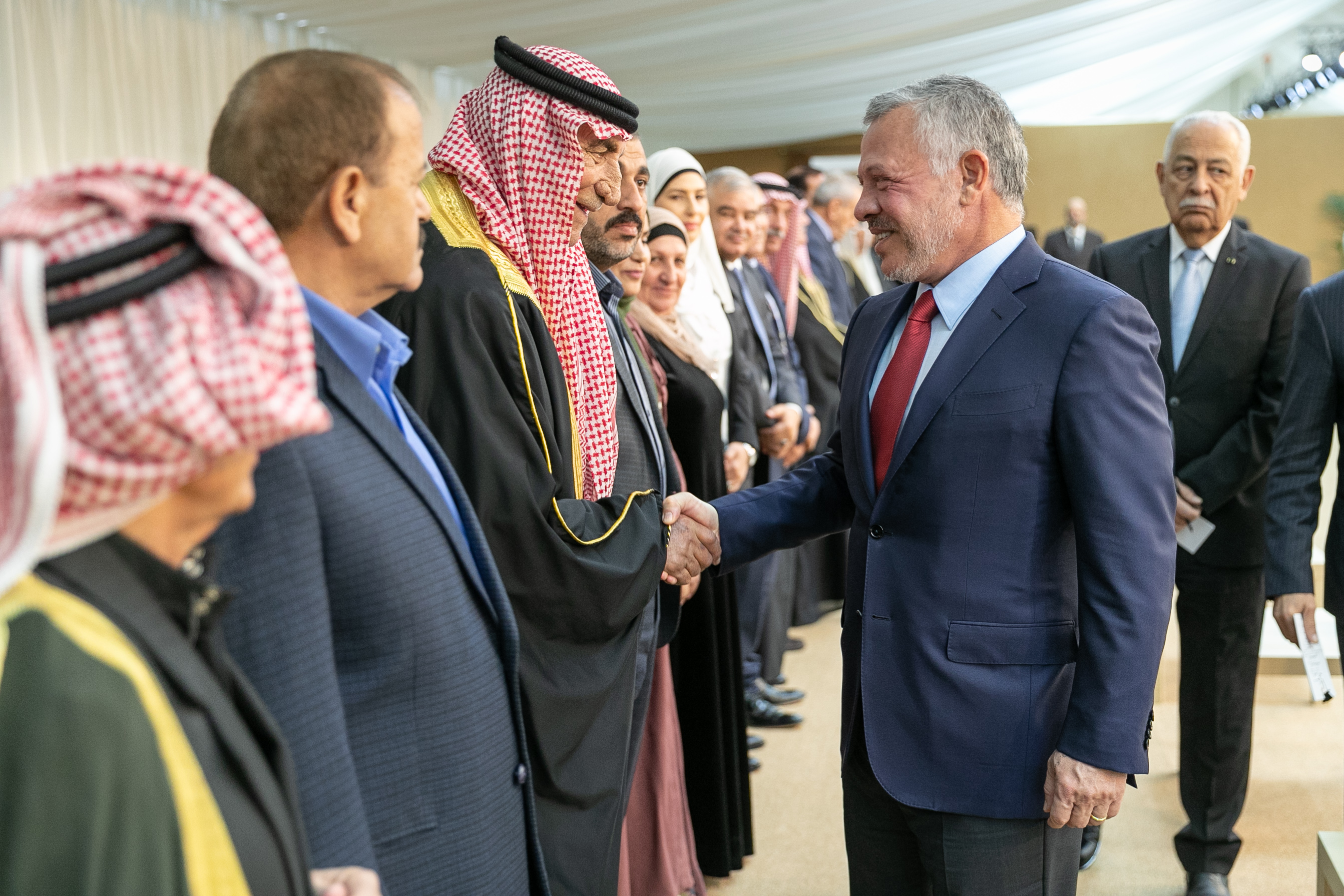 الملك يلتقي وجهاء وممثلي أبناء وبنات قبيلة بني حسن ضمن سلسلة لقاءات "مجلس بسمان"
