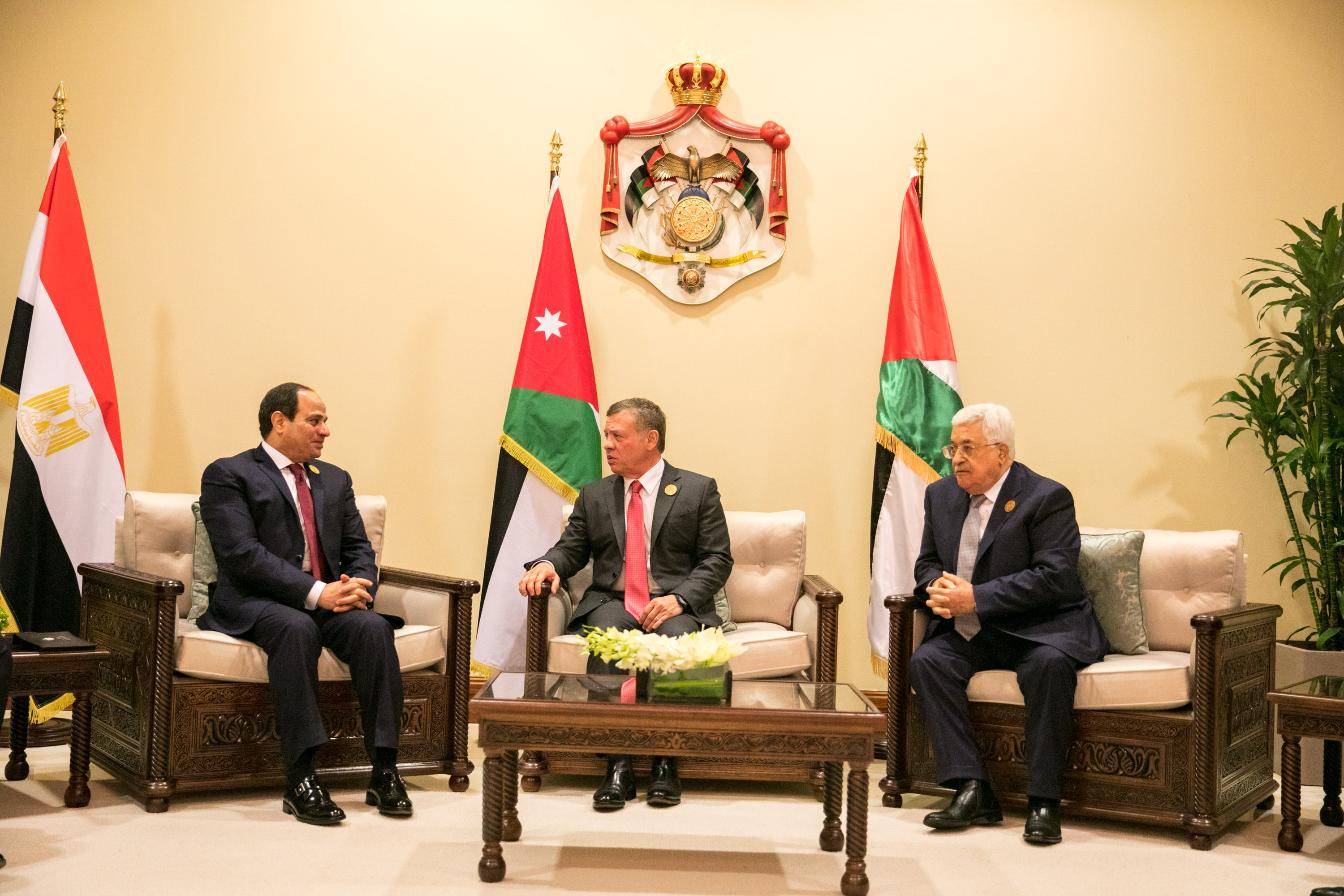 King holds talks with Egyptian, Palestinian presidents