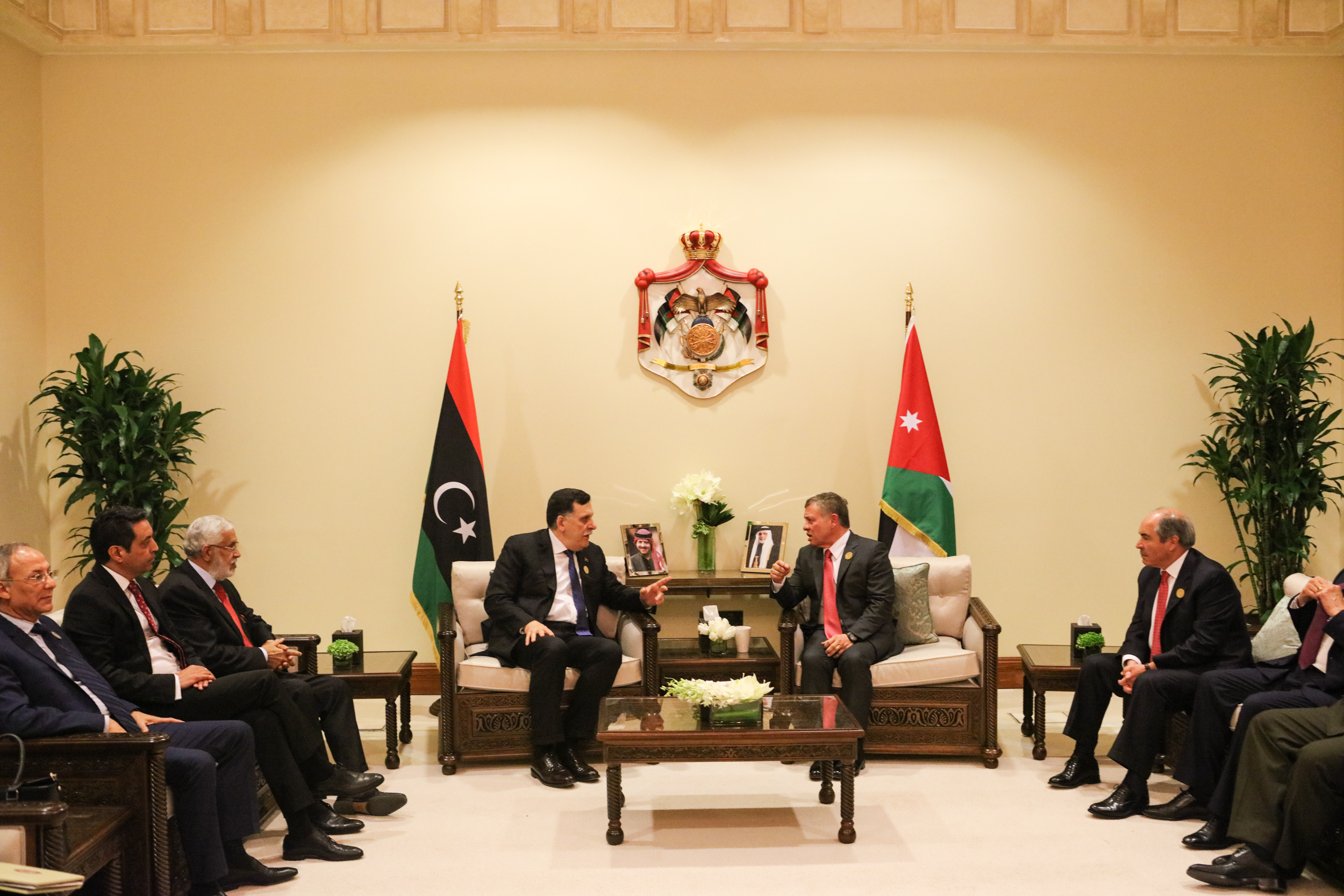 King meets chairman of Libya&rsquo;s Presidential Council, Algeria parliament leader