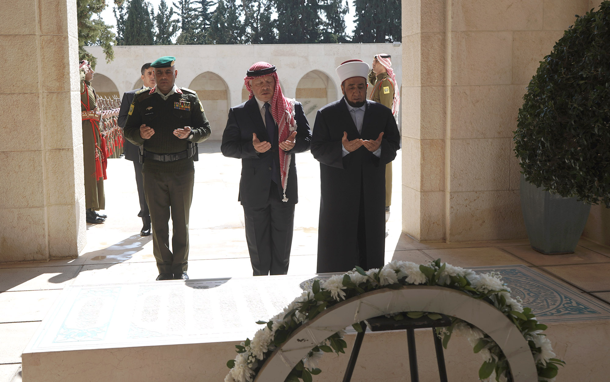 الملك يزور ضريح المغفور له الملك الحسين بن طلال