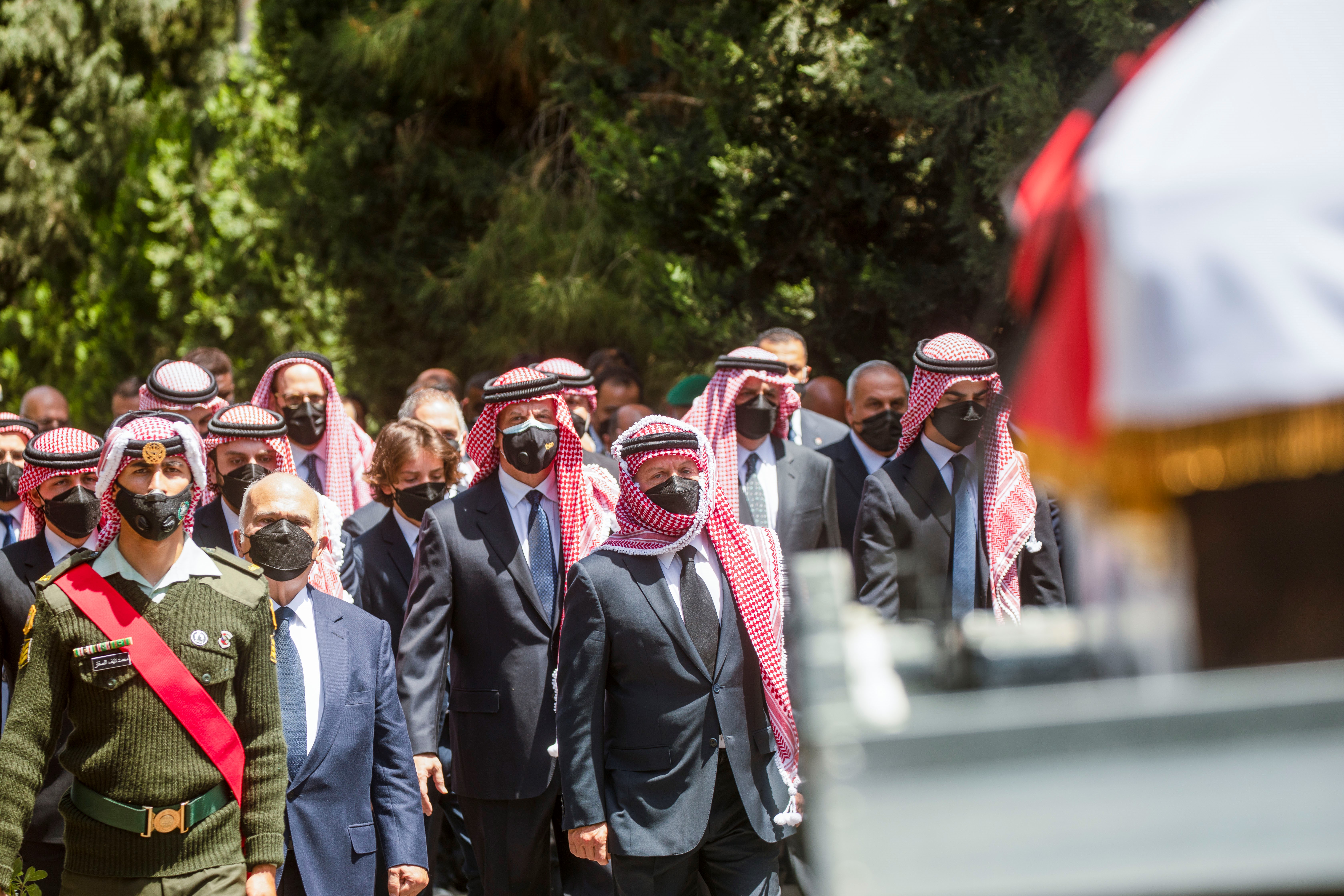 الملك يشارك في تشييع جثمان الأمير محمد بن طلال