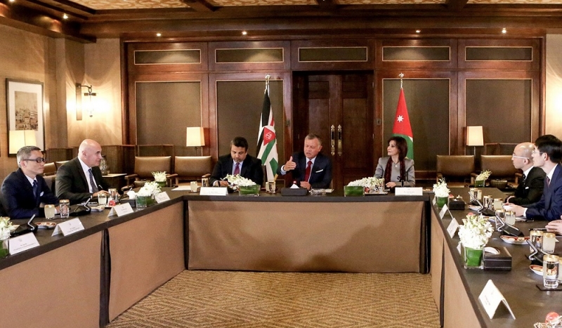 الملك يستقبل وفدا من رؤساء مجالس إدارات ومدراء تنفيذيين لشركات صينية رائدة عالميا