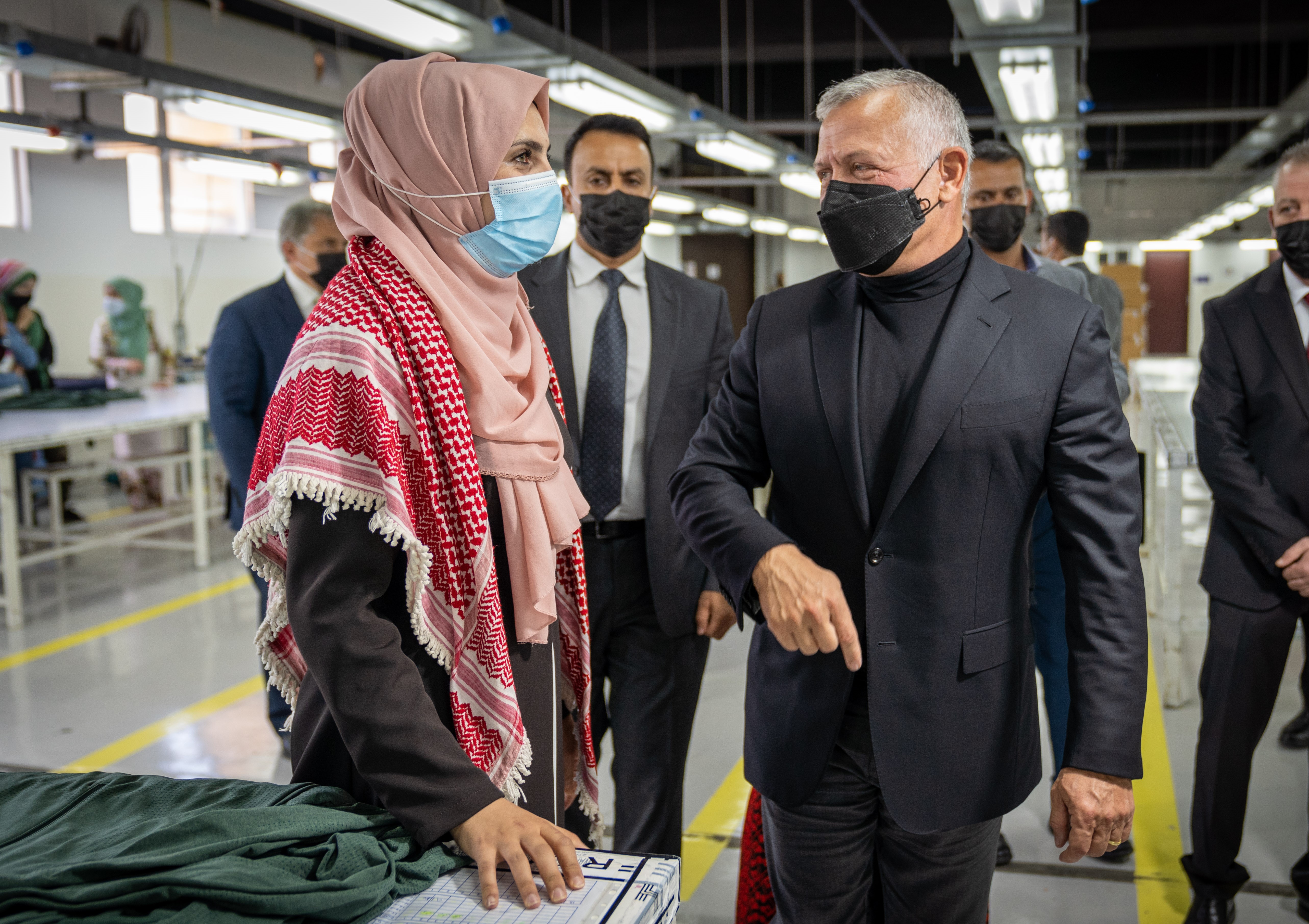 الملك يزور مصنعاً للألبسة في لواء المزار الشمالي كان قد وجه بإنشائه