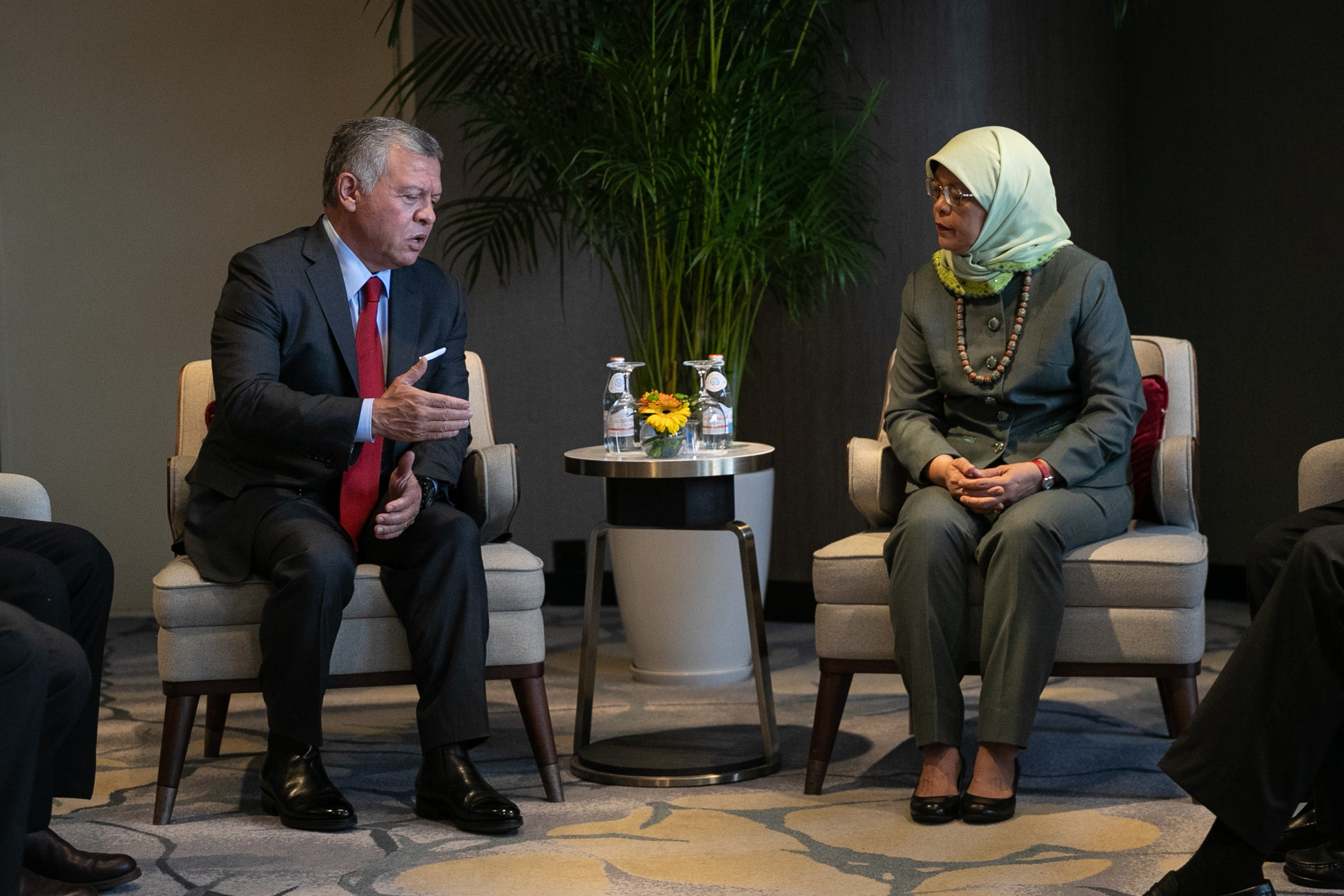 King holds talks with Singaporean president, PM