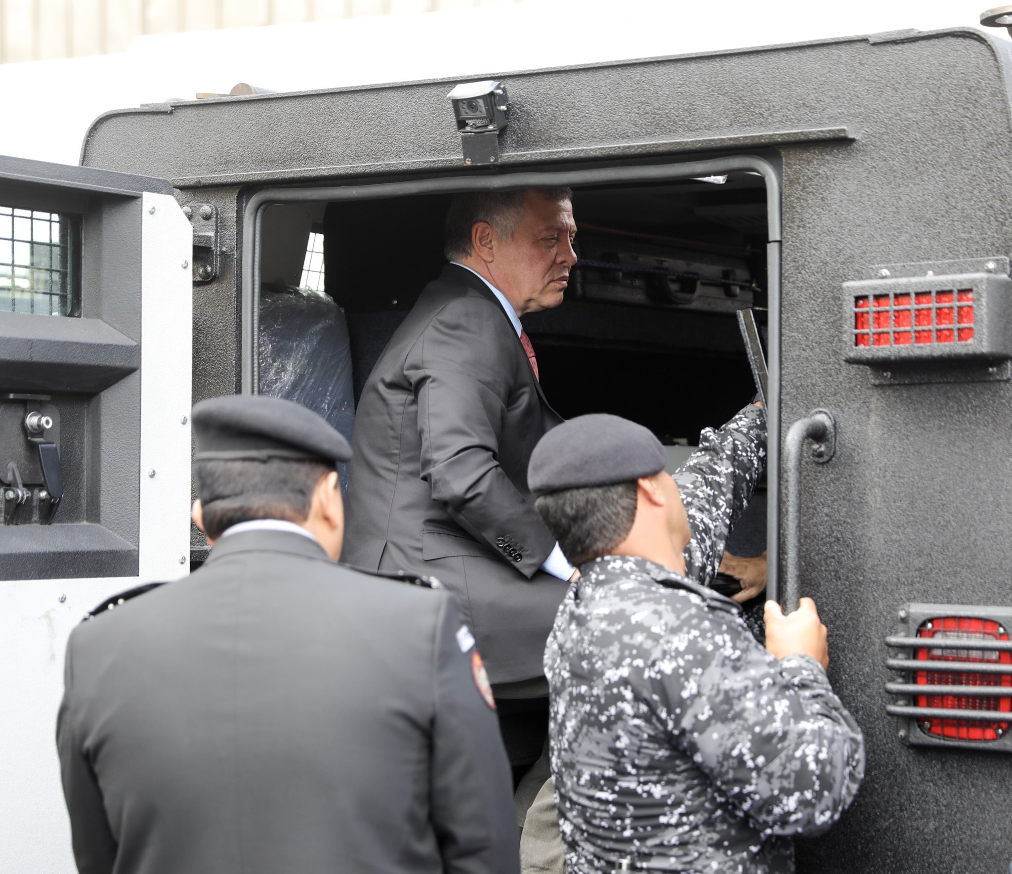 King visits gendarmerie directorate&rsquo;s Special Police Operations