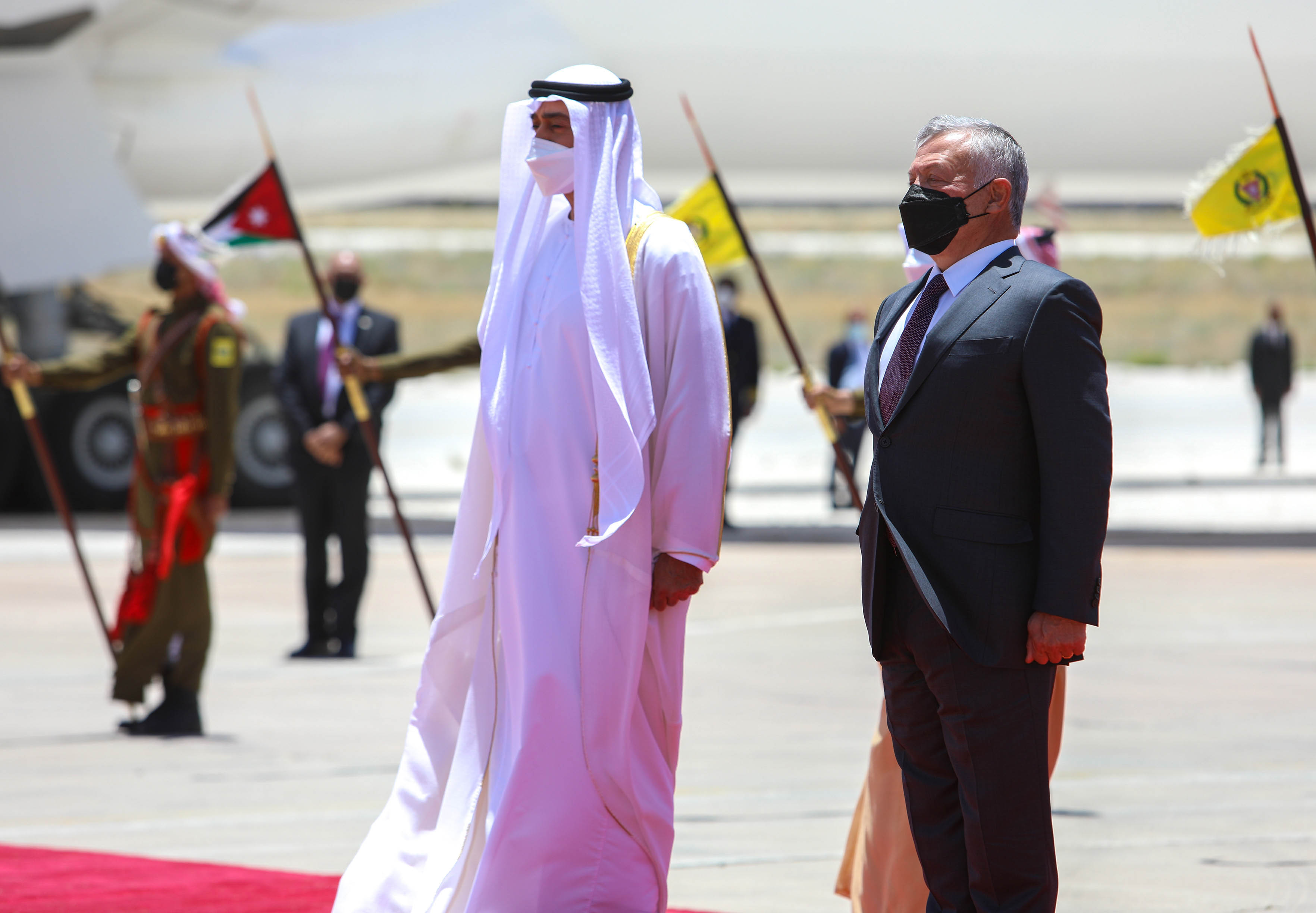 الملك وولي العهد يستقبلان ولي عهد أبوظبي لدى وصوله مطار ماركا