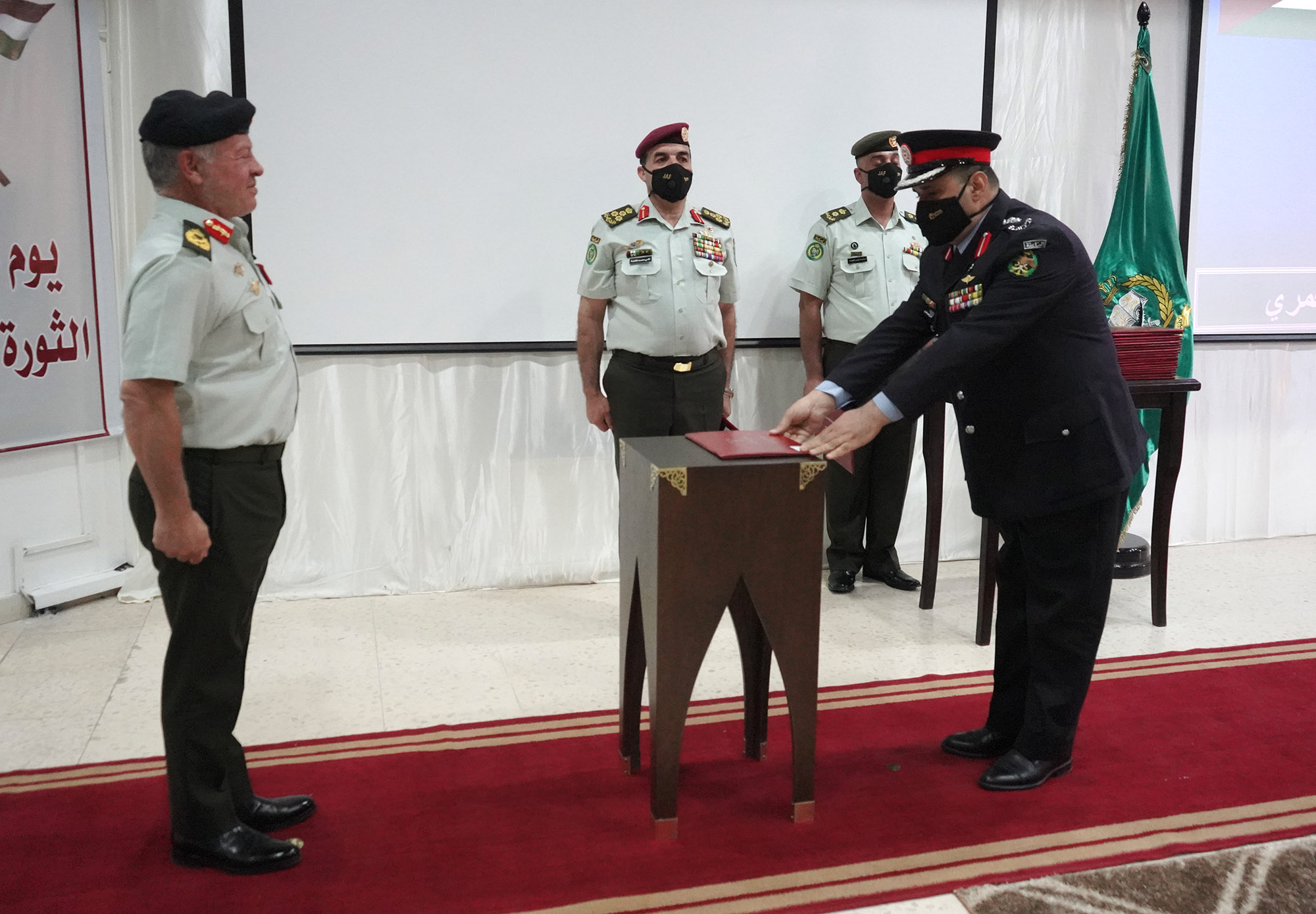 الملك يخرّج المشاركين في&nbsp;دورة الدفاع الوطني وطلبة ماجستير استراتيجيات في مواجهة التطرف والإرهاب