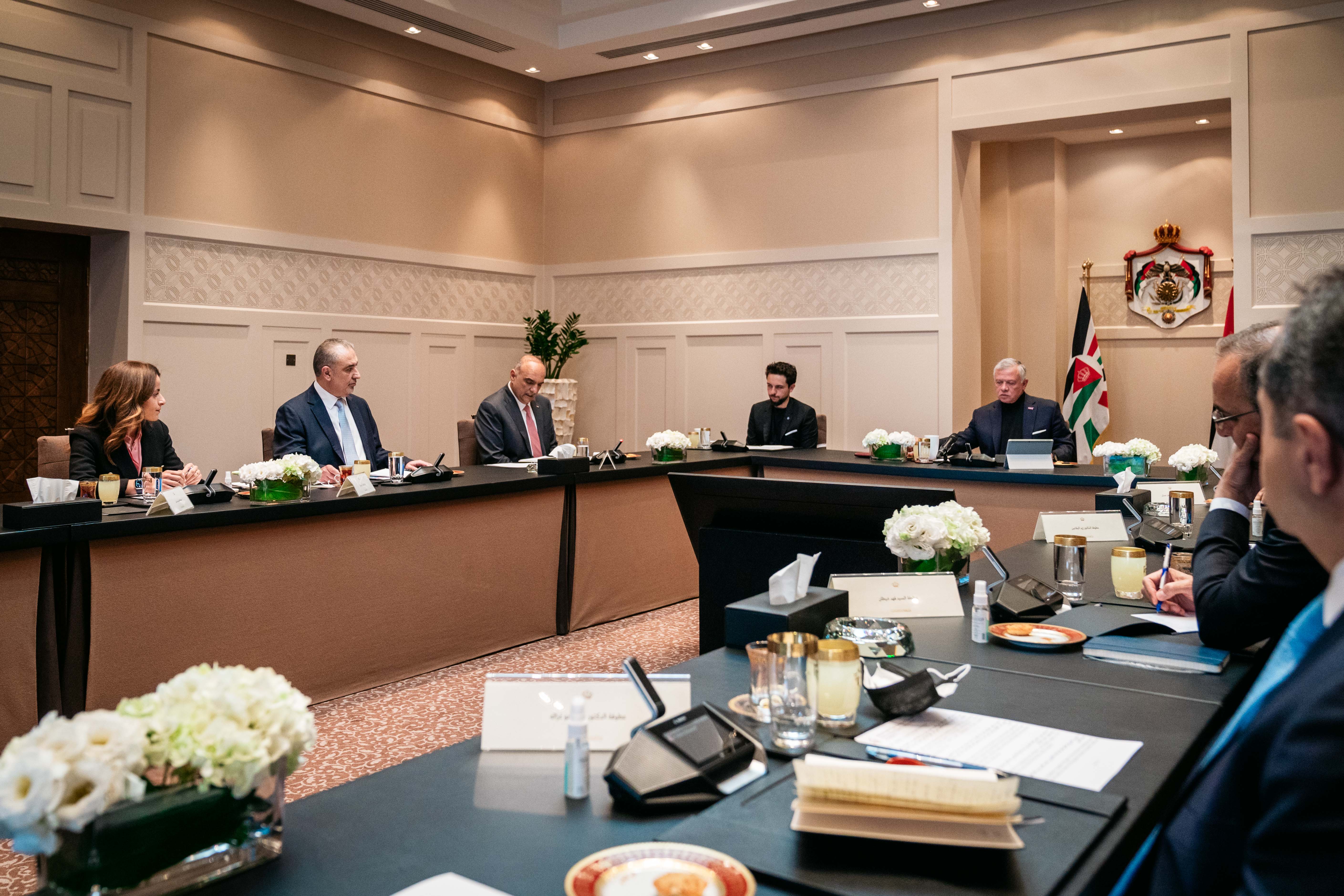 King briefed on government&rsquo;s progress in implementing economic vision in first four months