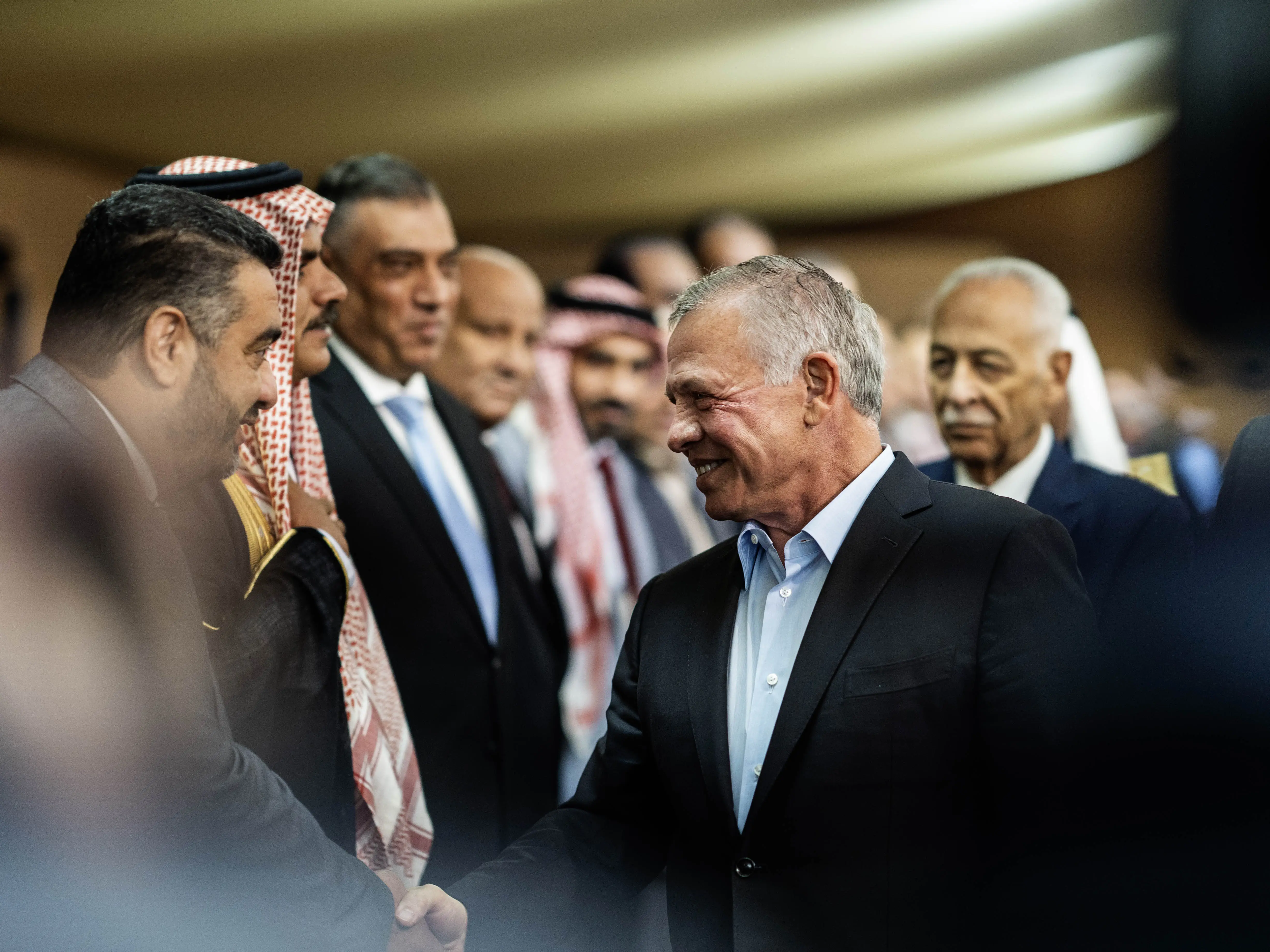 King meets figures from Palestinian refugee camps, reaffirms strength of Jordan&rsquo;s internal front
