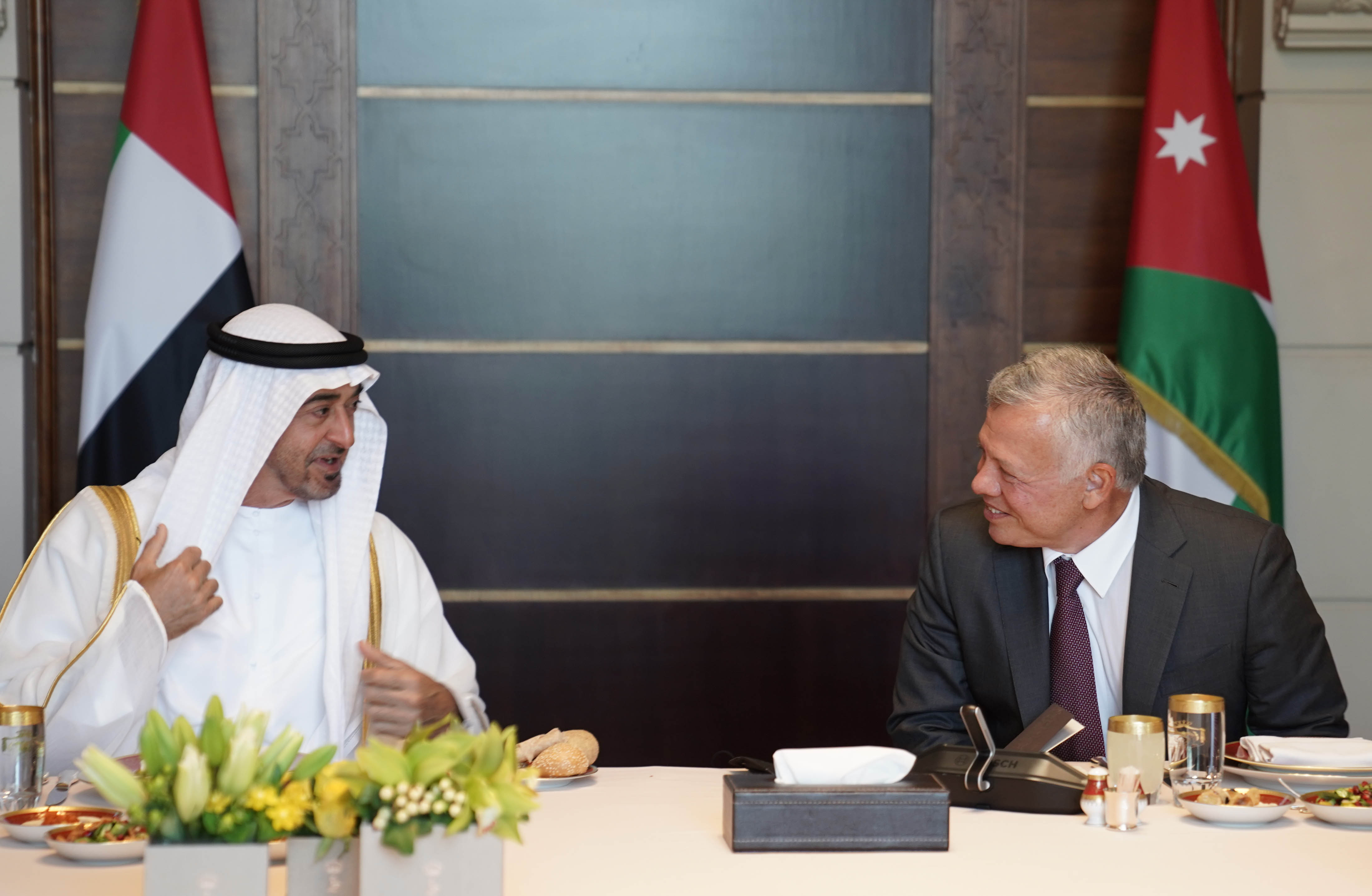 الملك وولي عهد أبوظبي يعقدان مباحثات في قصر بسمان