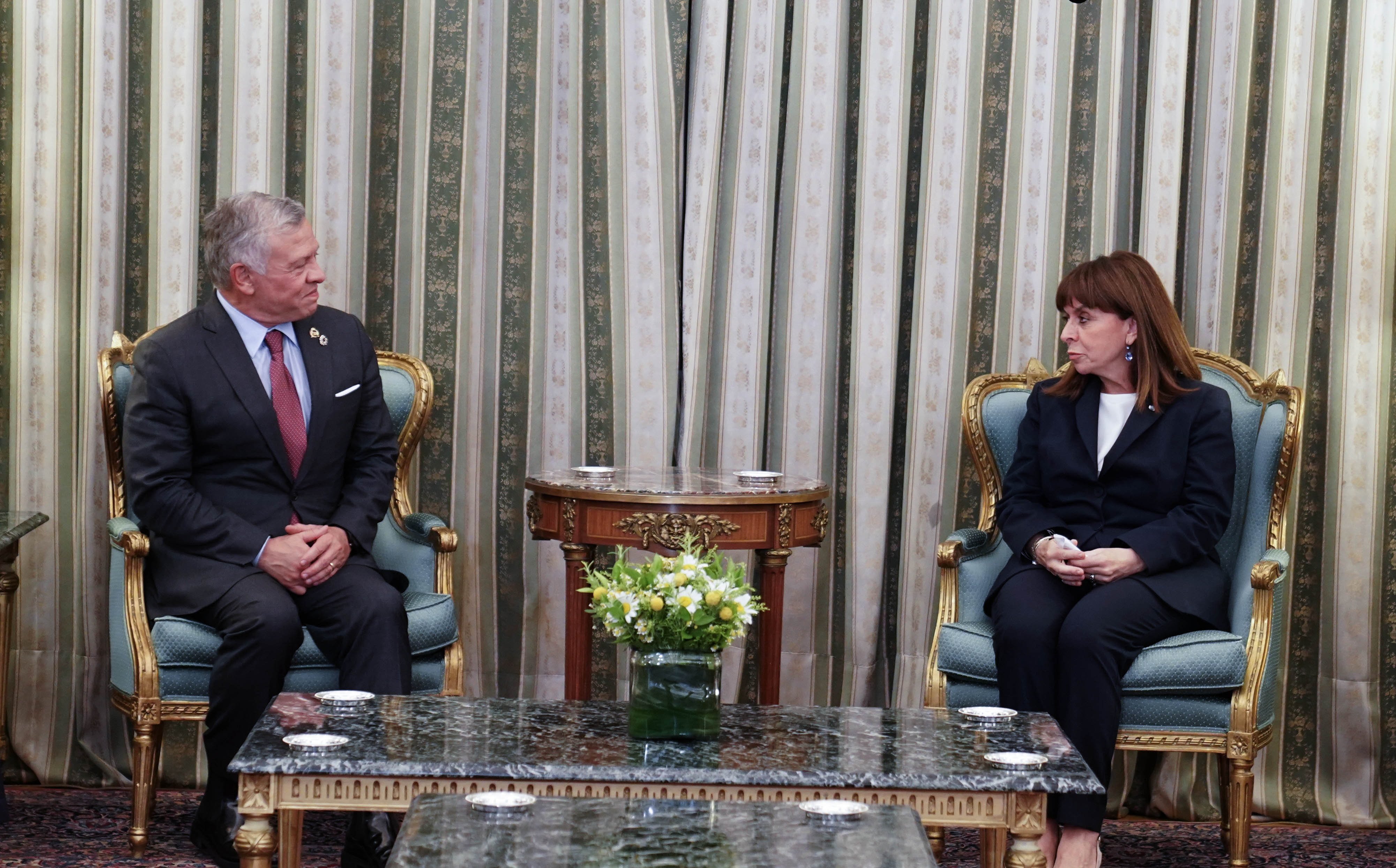 King meets with Greece president
