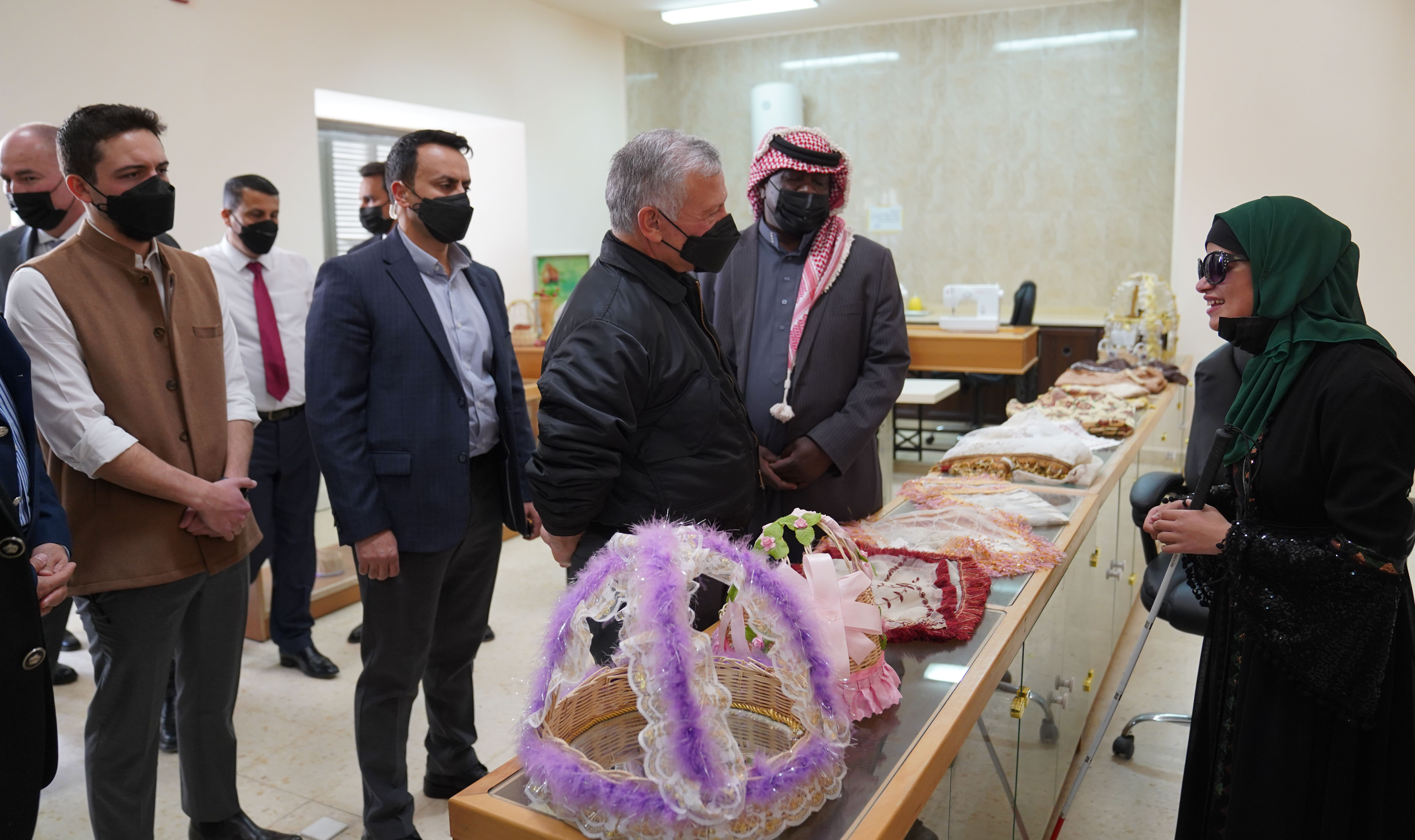 الملك وولي العهد يزوران مواقع سياحية وأثرية بمعان ويجولان في السوق القديم