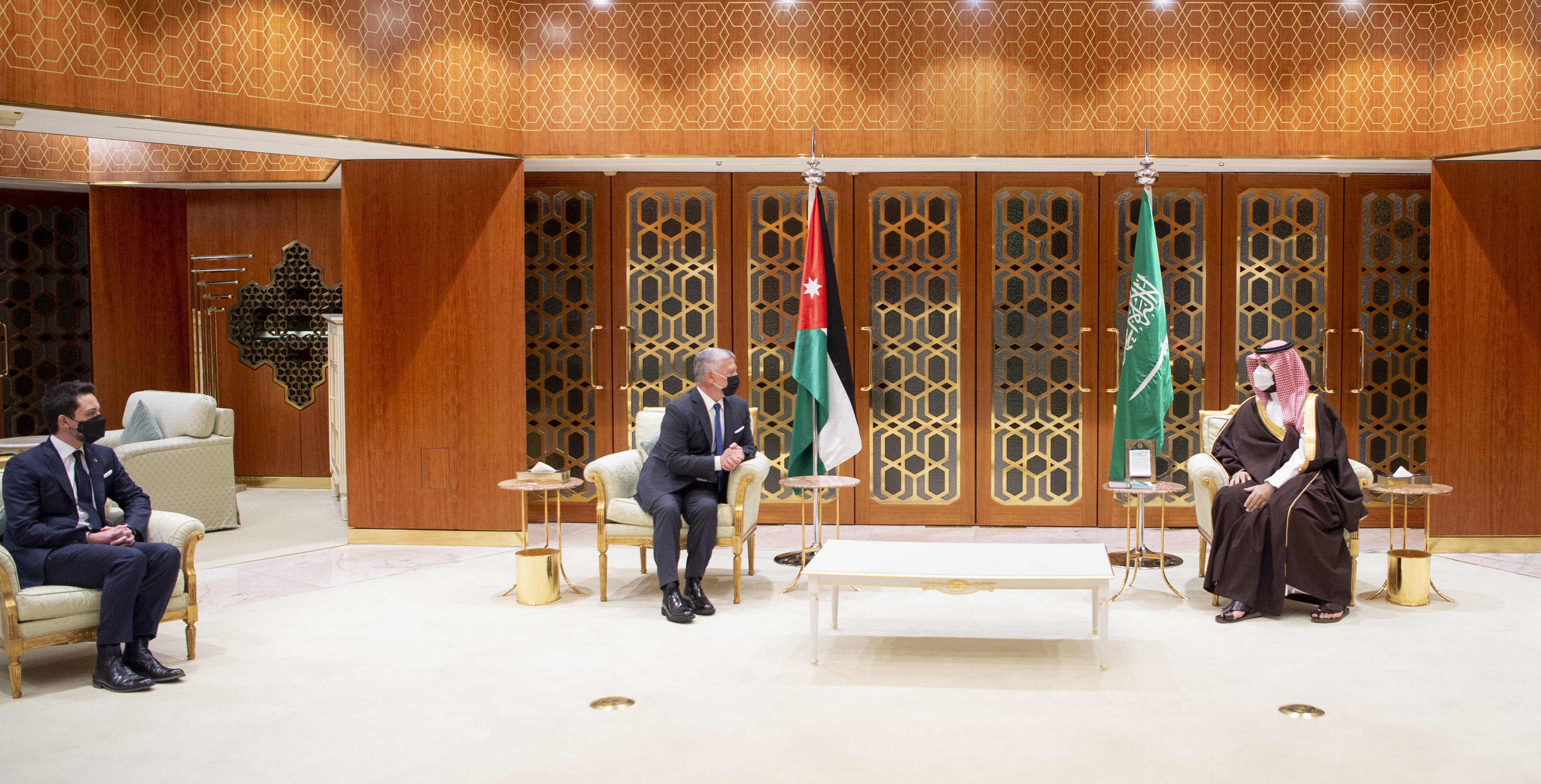 الملك يلتقي ولي العهد السعودي
