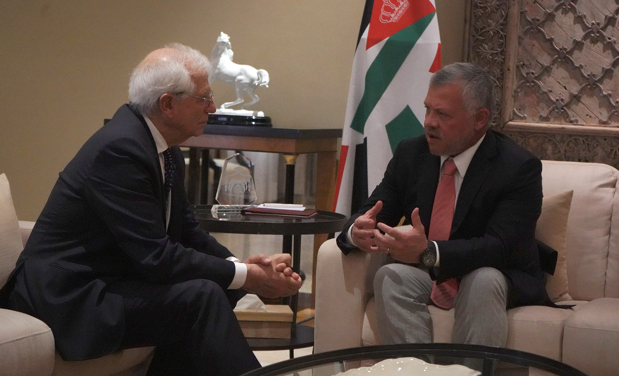 الملك يستقبل الممثل الأعلى للاتحاد الأوروبي للشؤون الخارجية والسياسة الأمنية نائب رئيس المفوضية الأوروبية