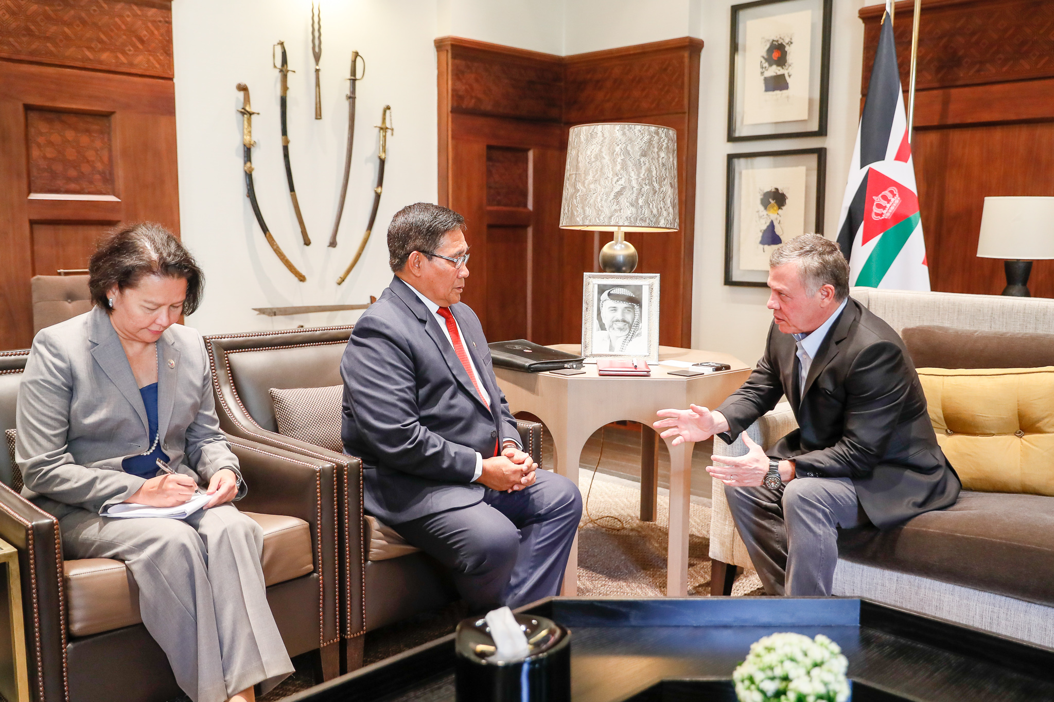 King receives Philippines&rsquo; national security adviser