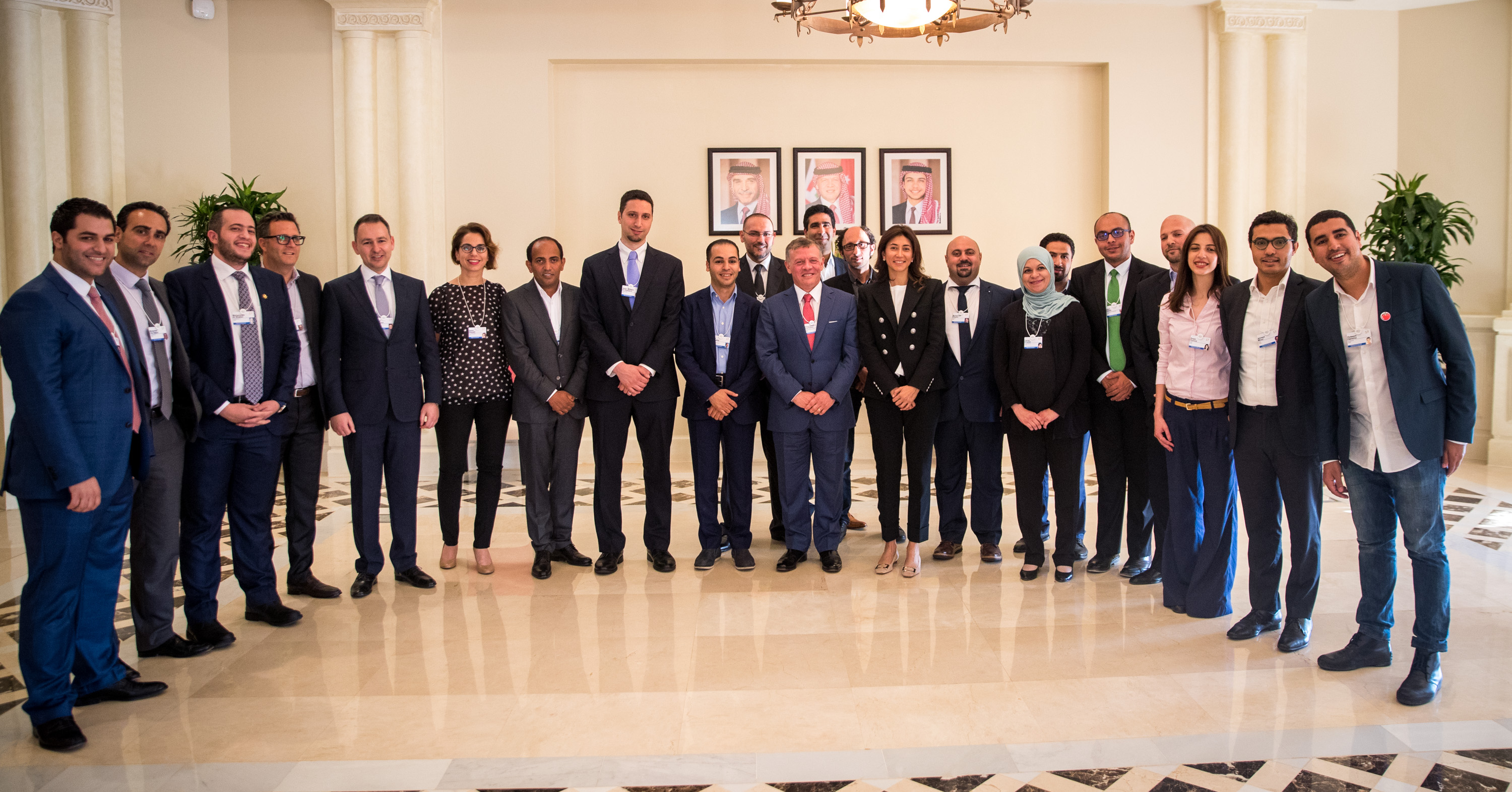 King meets senior officials, Jordanian innovators participating in WEF