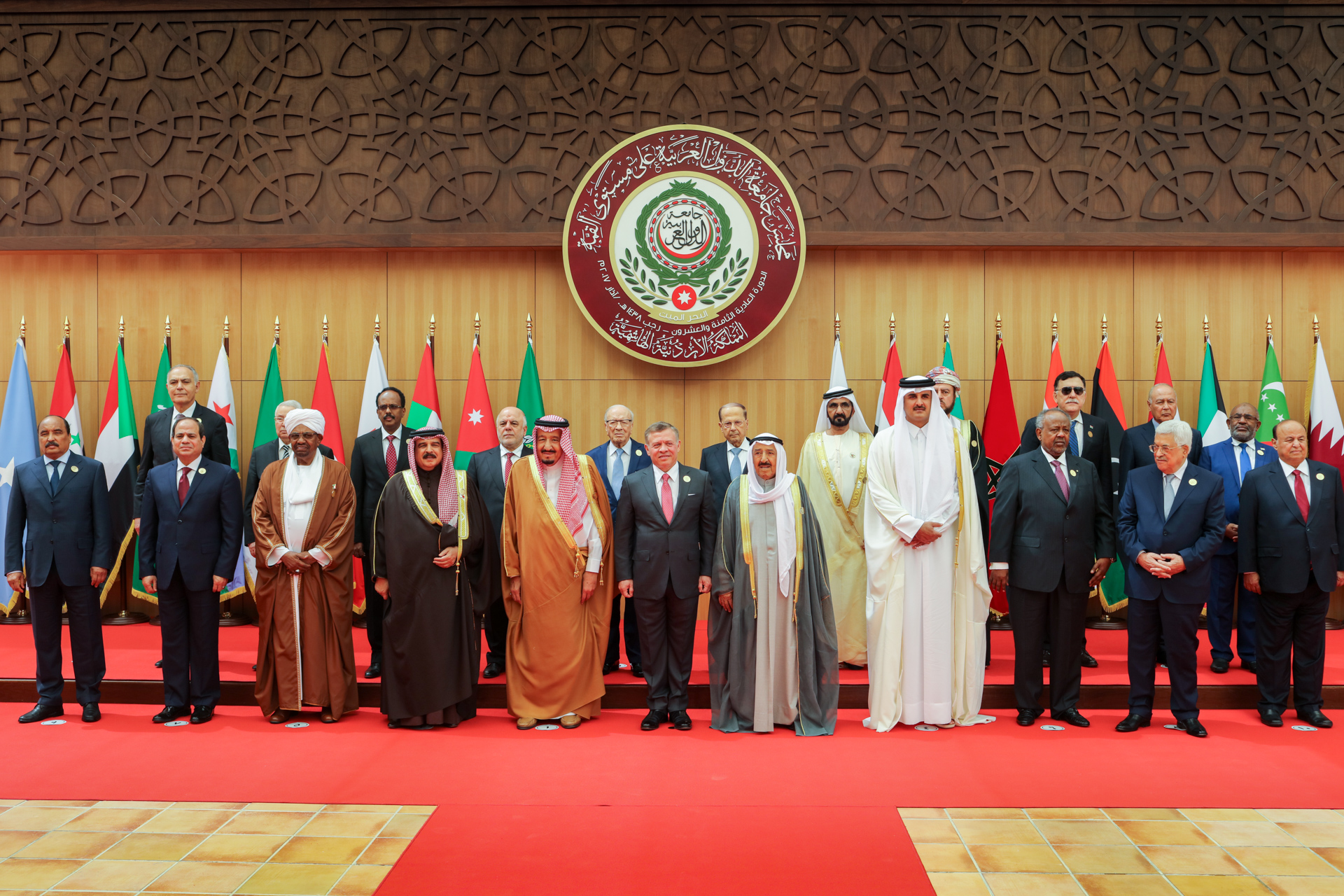 King hosts lunch banquet in honour of Arab leaders