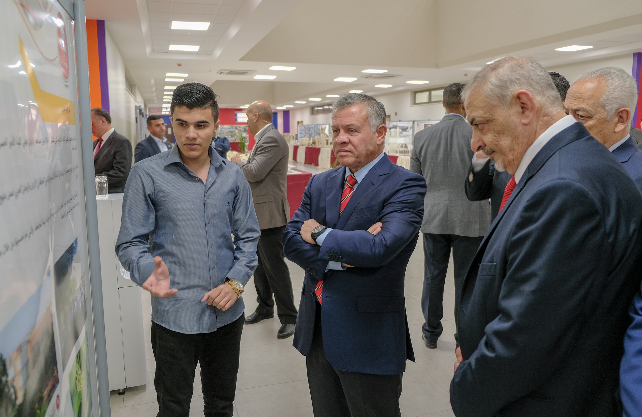الملك يزور الجامعة الهاشمية ويطلع على مشاريعها الريادية وإنجازاتها