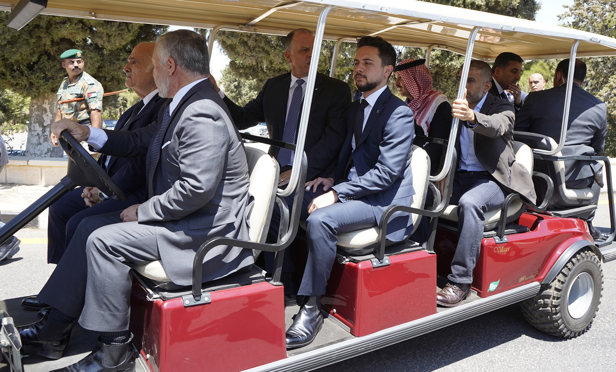 الملك يشارك في تشييع جثمان الأميرة دينا عبدالحميد