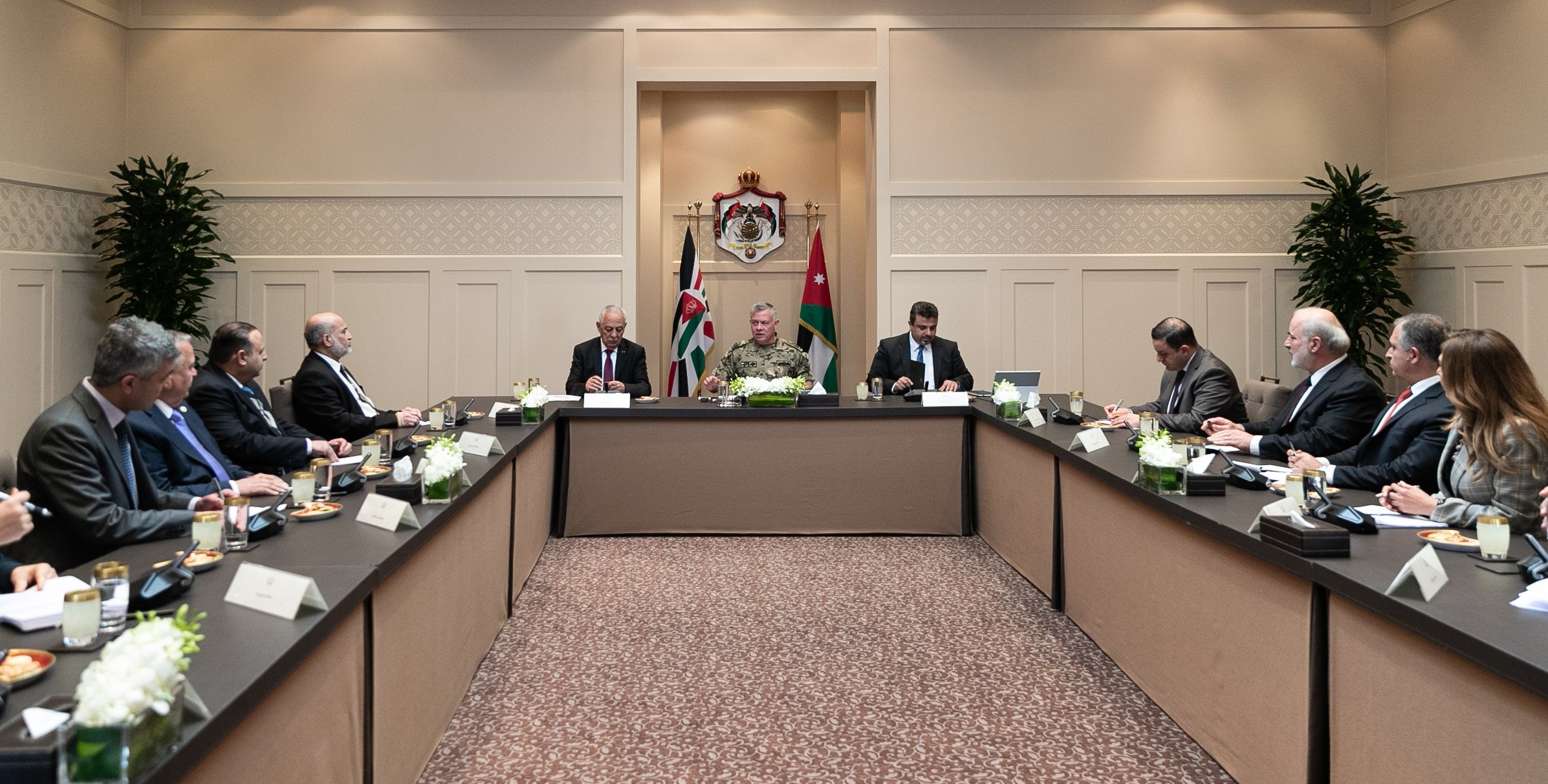 الملك خلال لقائه سياسيين وإعلاميين: الهدف الرئيسي هو مواجهة التحدي الاقتصادي والحد من الفقر والبطالة