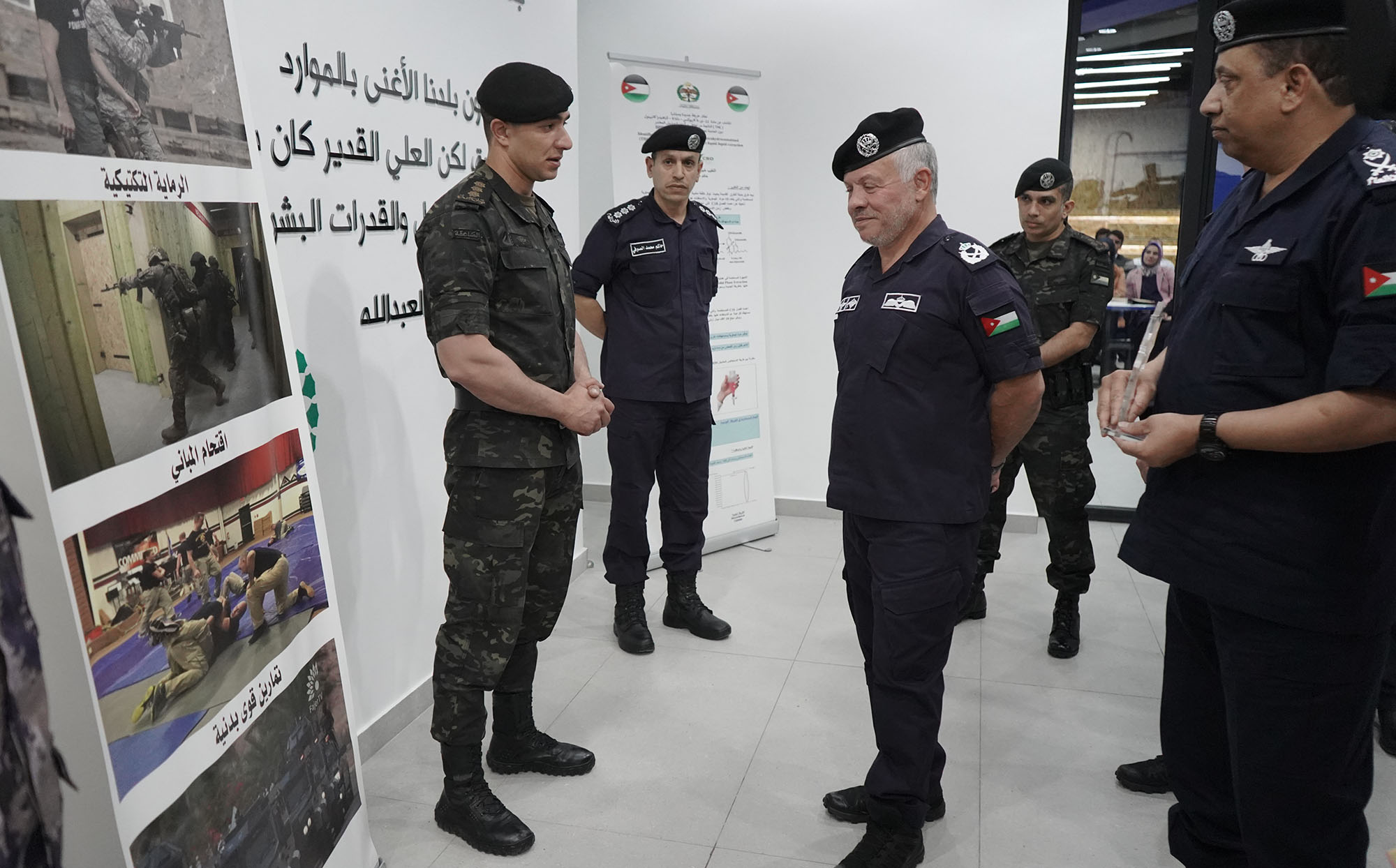 الملك يزور مديرية الأمن العام ويؤكد ضرورة الإسراع بعملية الدمج لتحسين أوضاع العاملين والمتقاعدين