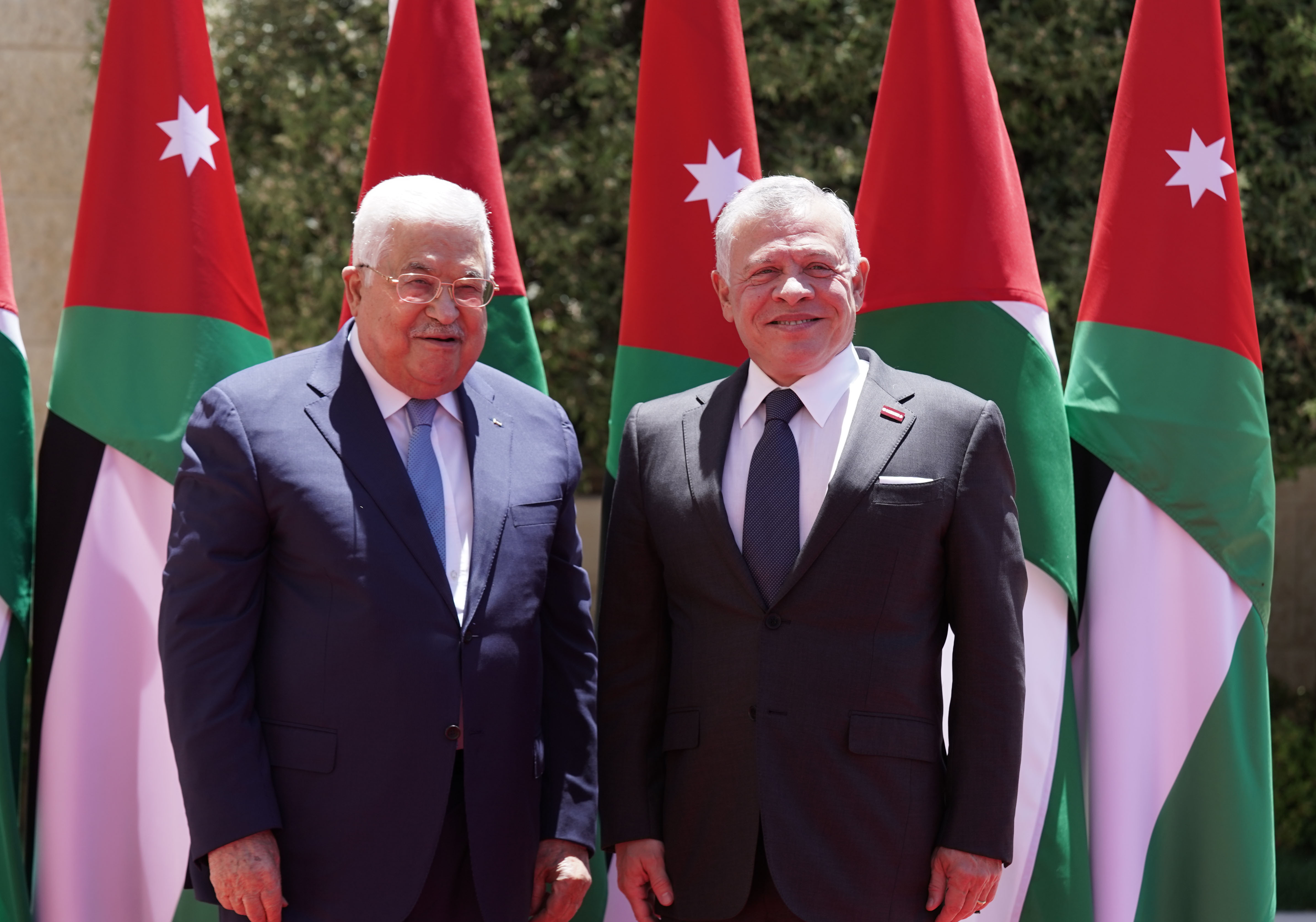 الملك يؤكد خلال استقباله الرئيس الفلسطيني أهمية البناء على النشاط الدبلوماسي في المنطقة بعد زيارة الرئيس الأمريكي 