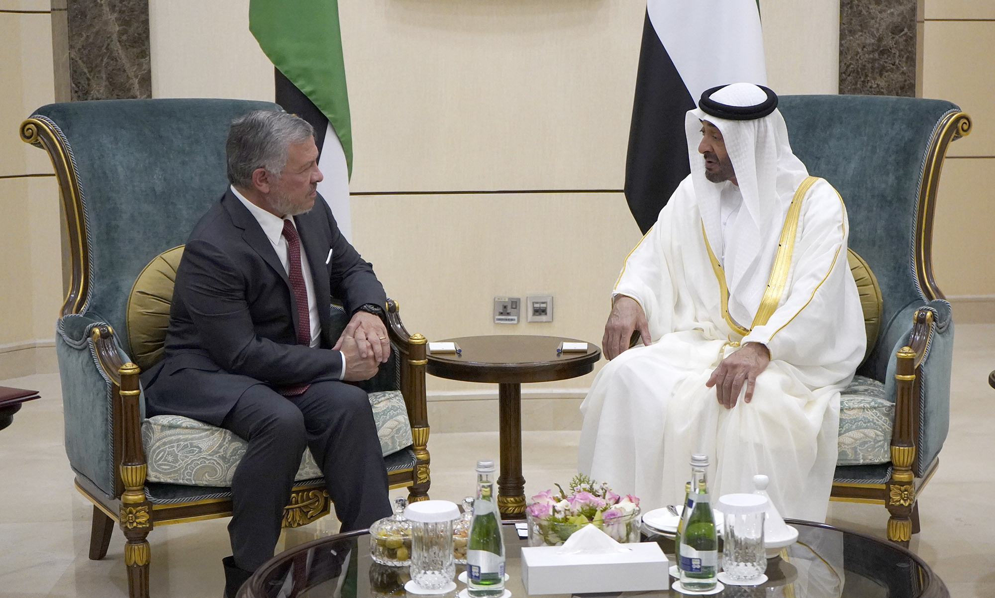الملك وولي عهد أبوظبي يؤكدان متانة العلاقات الأخوية والتاريخية بين البلدين 