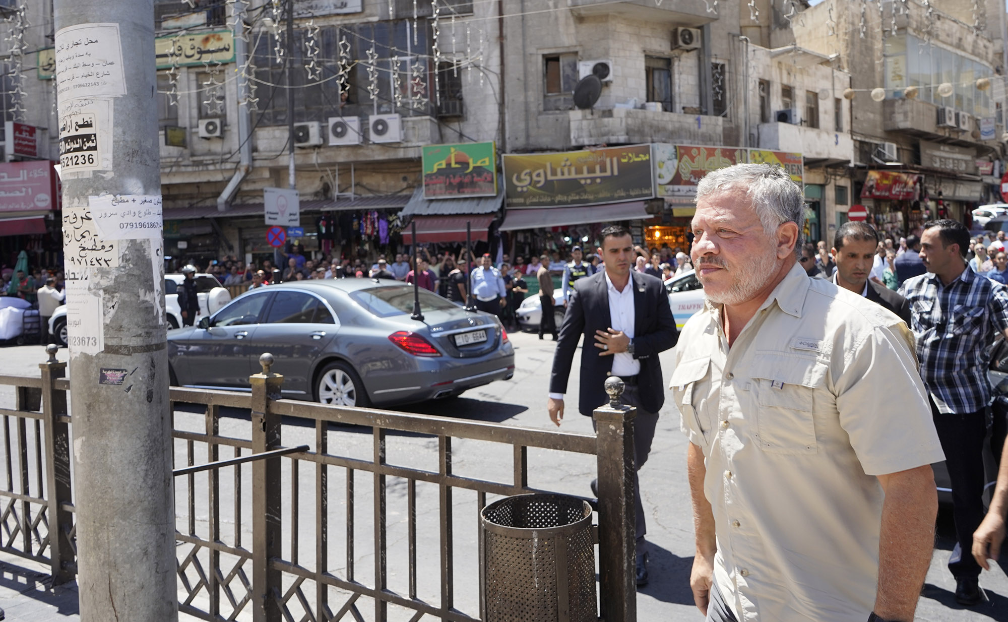 King visits Al Husseini Mosque upon returning to Jordan to check aftermath of recent fire