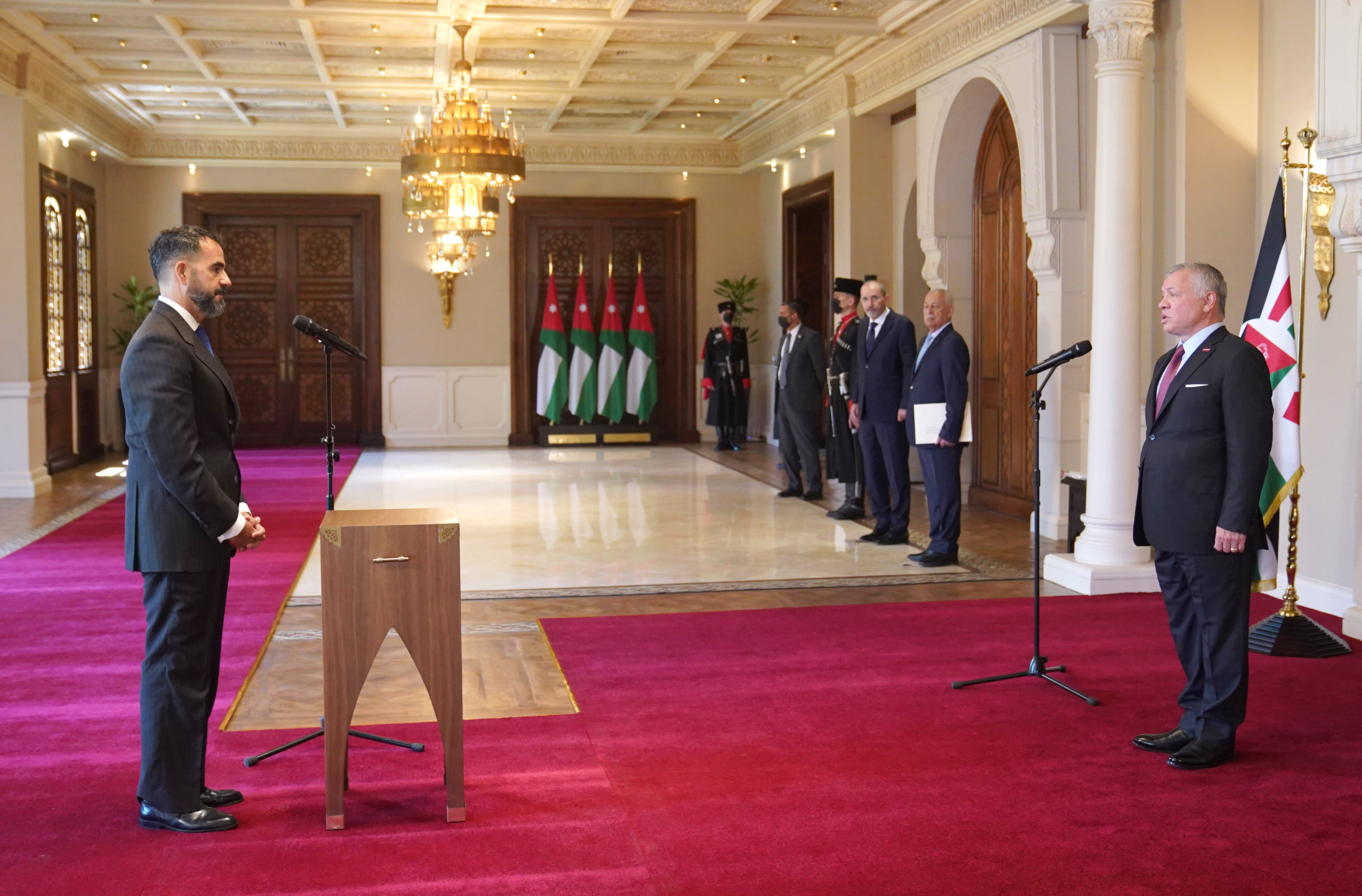 King accepts credentials of new ambassadors to Jordan