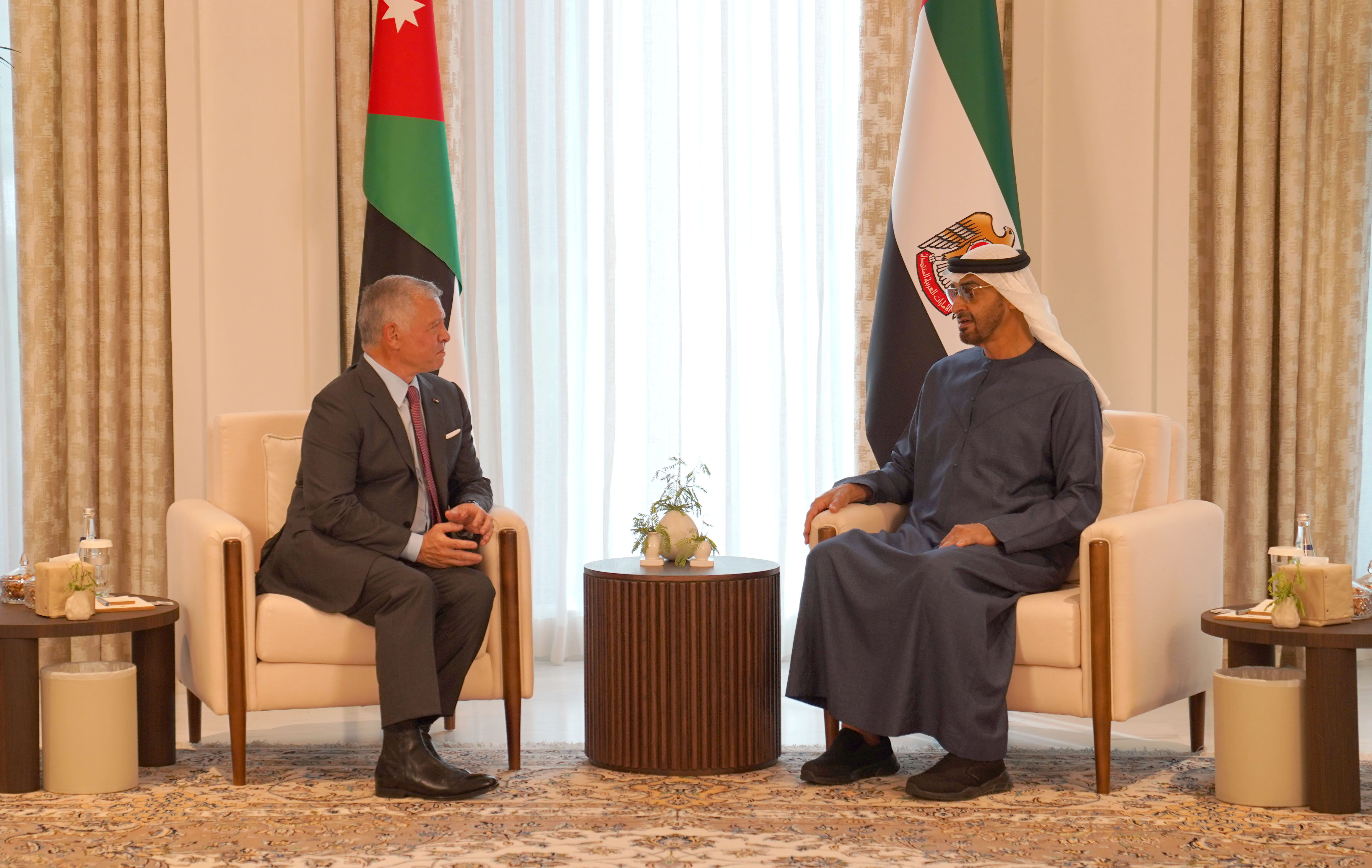 الملك يلتقي رئيس دولة الإمارات العربية في أبوظبي