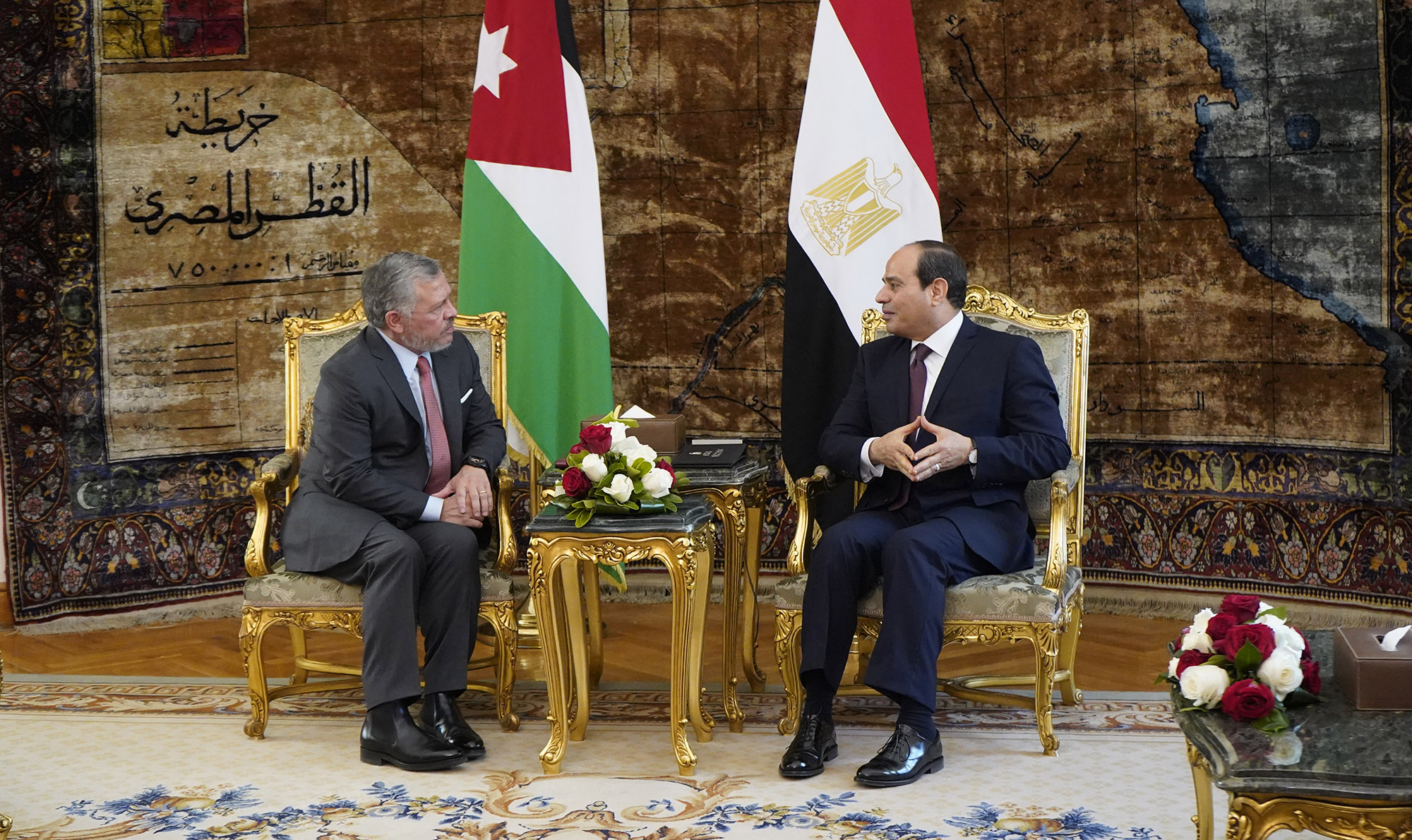 الملك والرئيس المصري يتفقان على مواصلة العمل لتعزيز التعاون الاقتصادي بين البلدين 