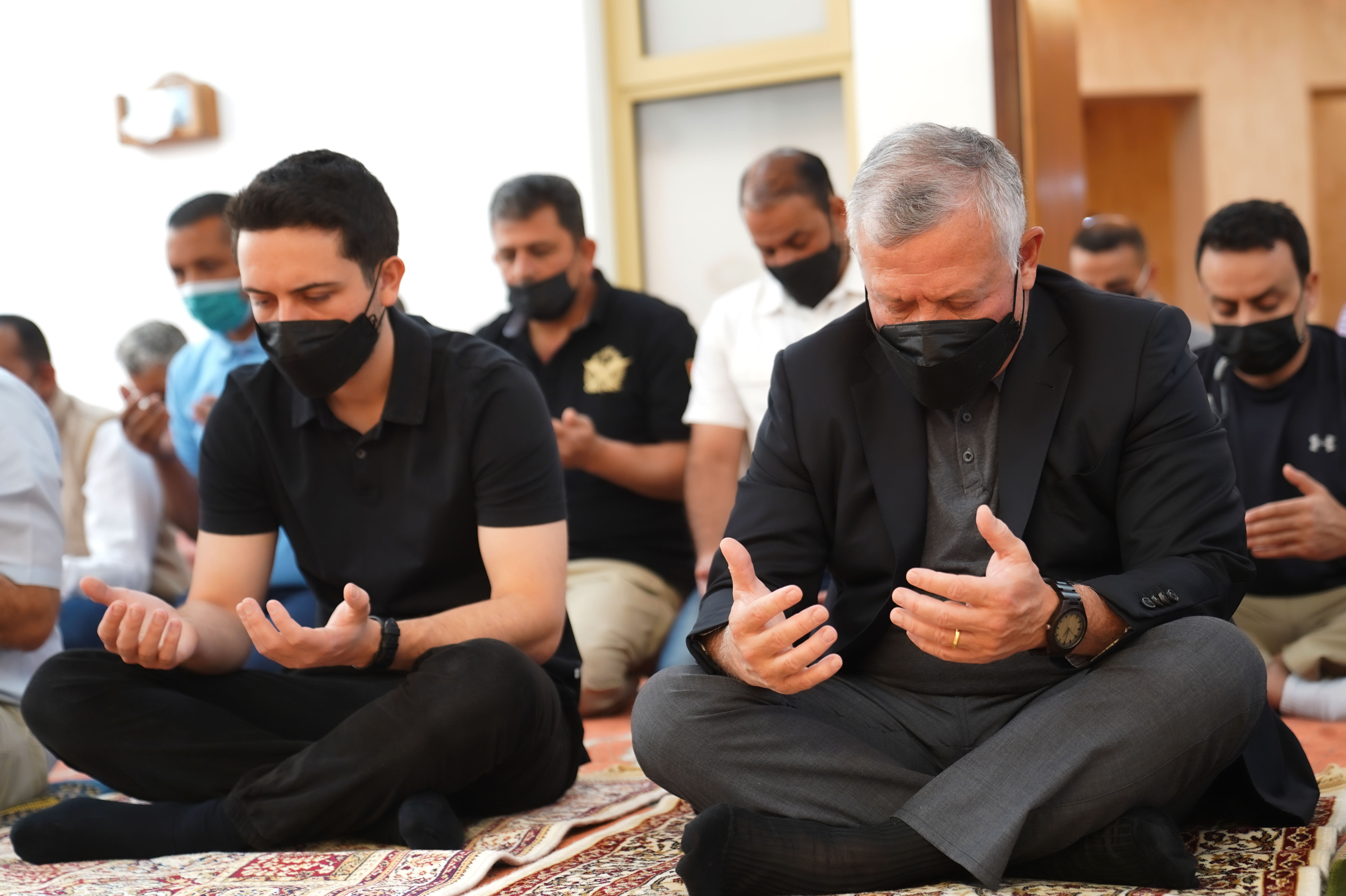 الملك وولي العهد يؤديان صلاة الجمعة الأولى من رمضان في العقبة