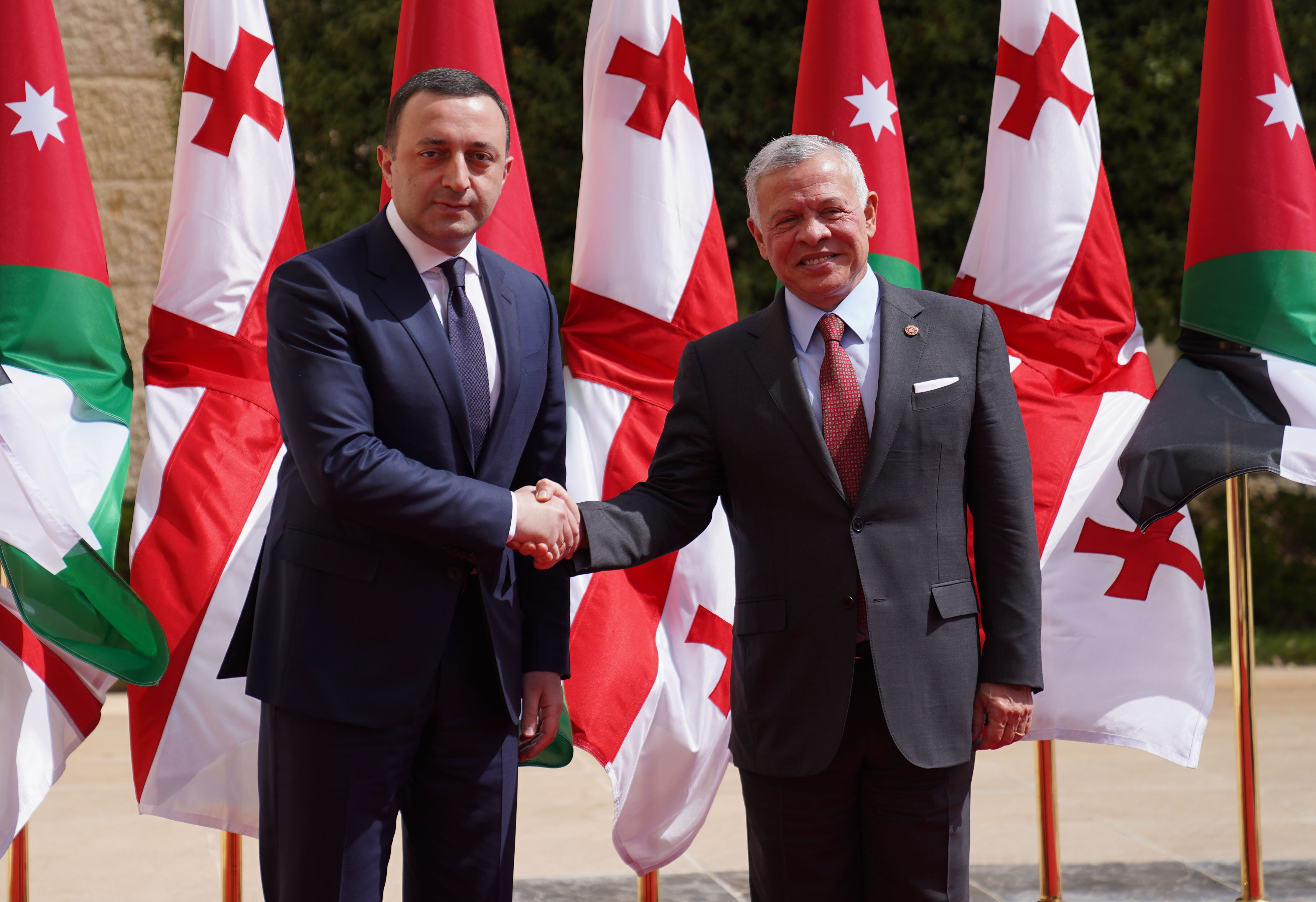 الملك يستقبل رئيس وزراء جورجيا ويتسلم وساما رفيعا
