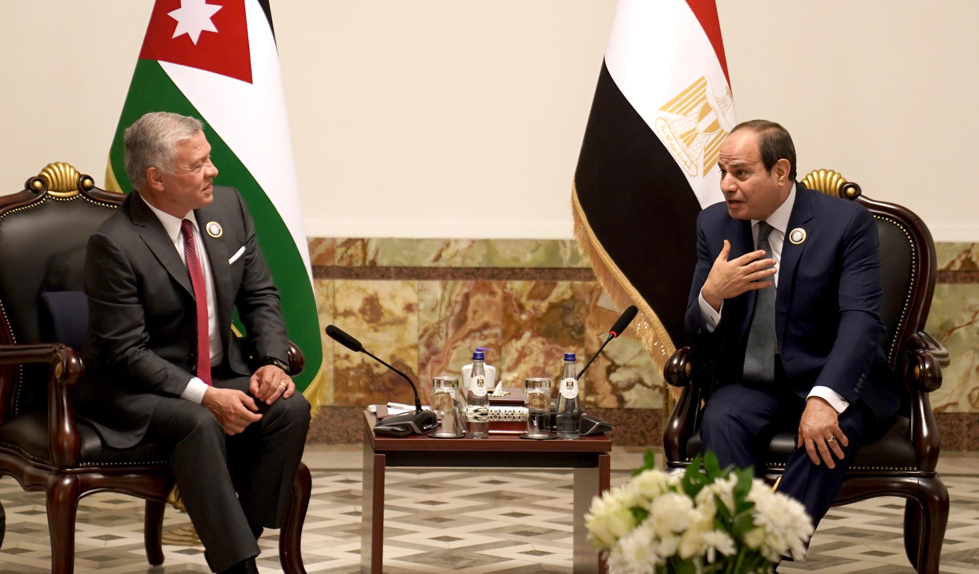 الملك يلتقي الرئيس المصري في بغداد