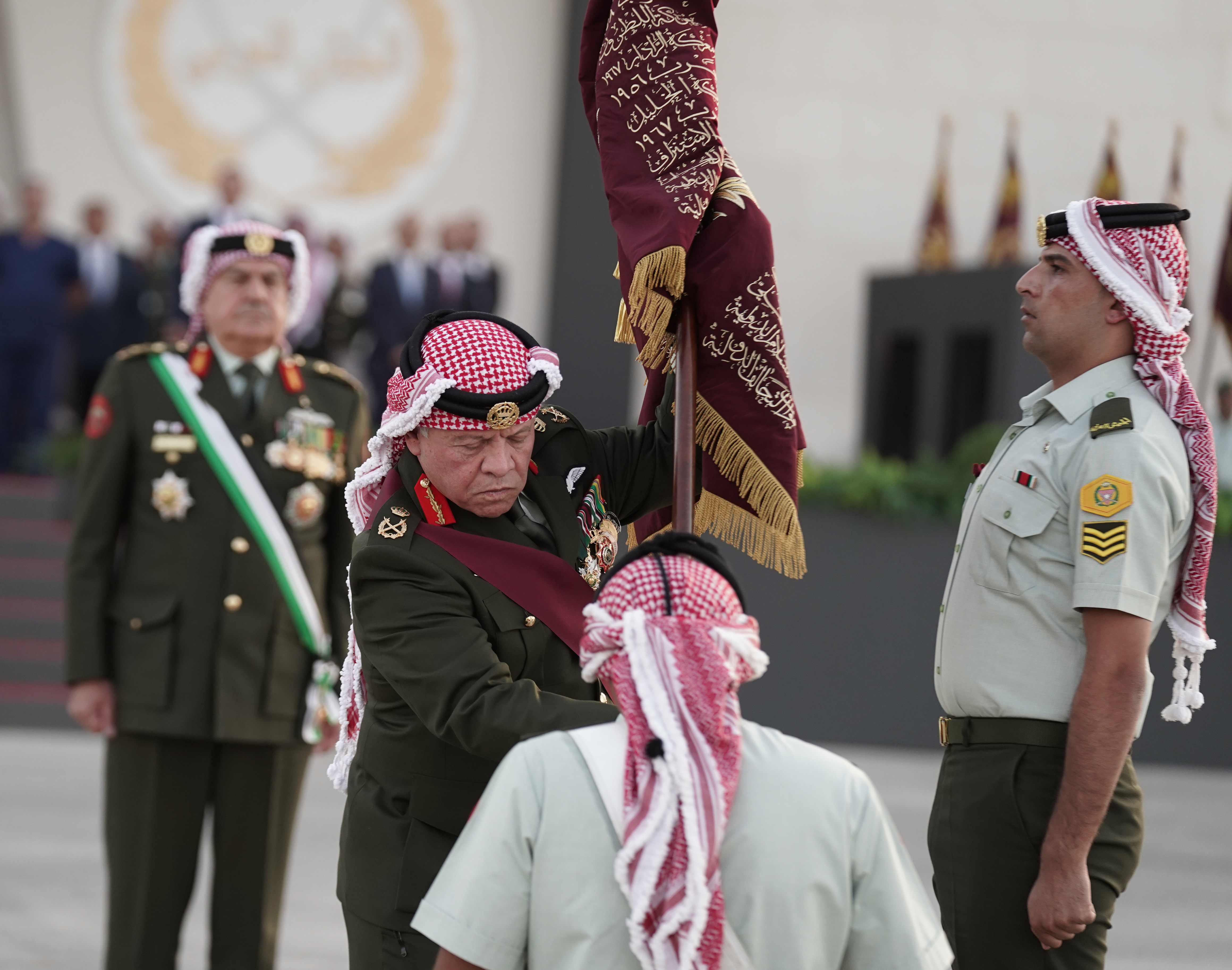 His Majesty attends ceremony to present King&rsquo;s Colours, Great Arab Revolt Flag to army units