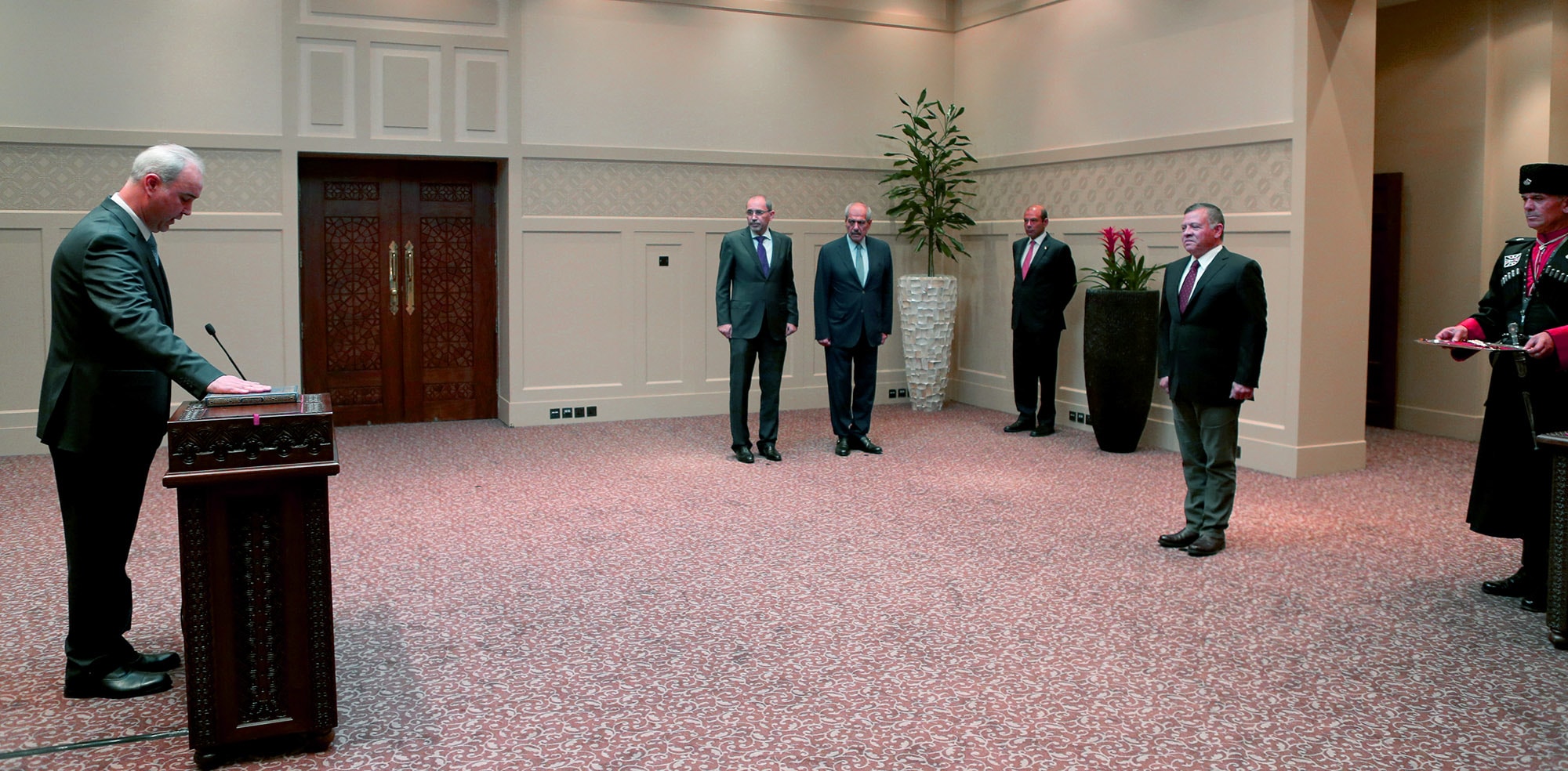 King swears in Khatib as Jordan&rsquo;s ambassador to Morocco