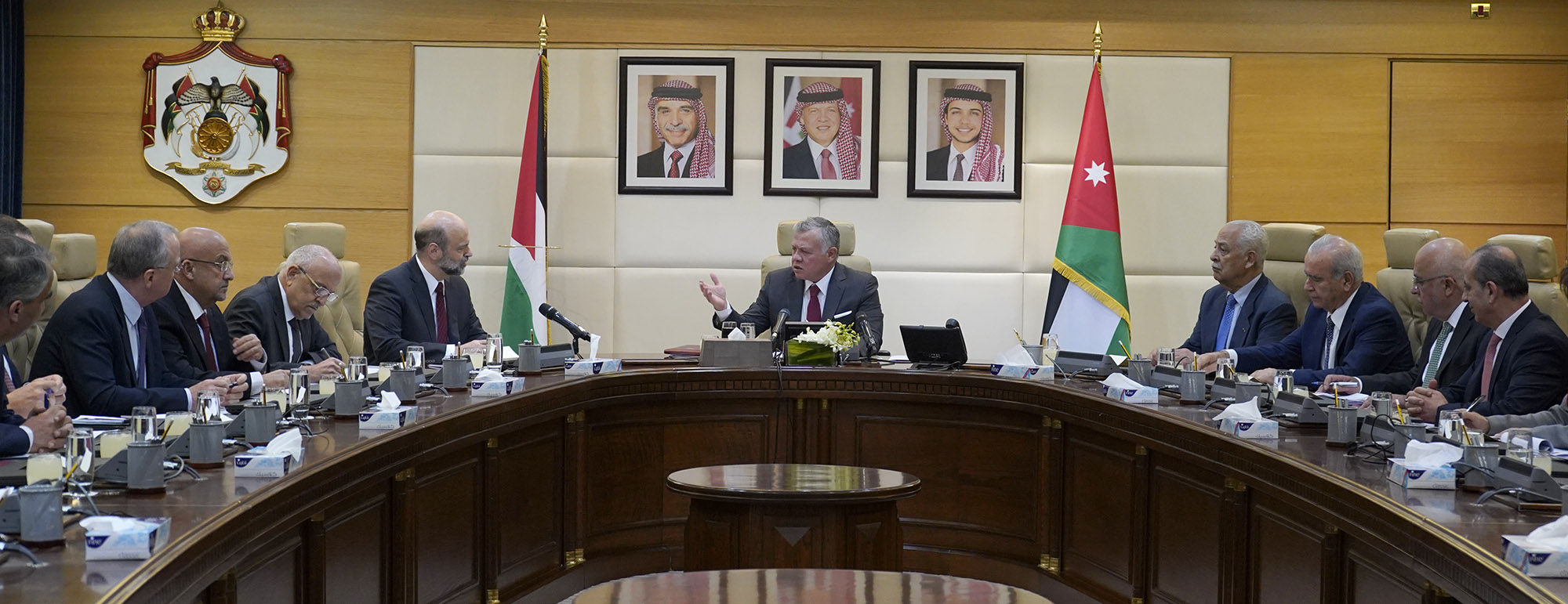 الملك:&nbsp;التعيينات في الحكومة يجب أن تكون على أساس الكفاءة وعلى الحكومة&nbsp;إعادة النظر في أي تعيين غير مستحق