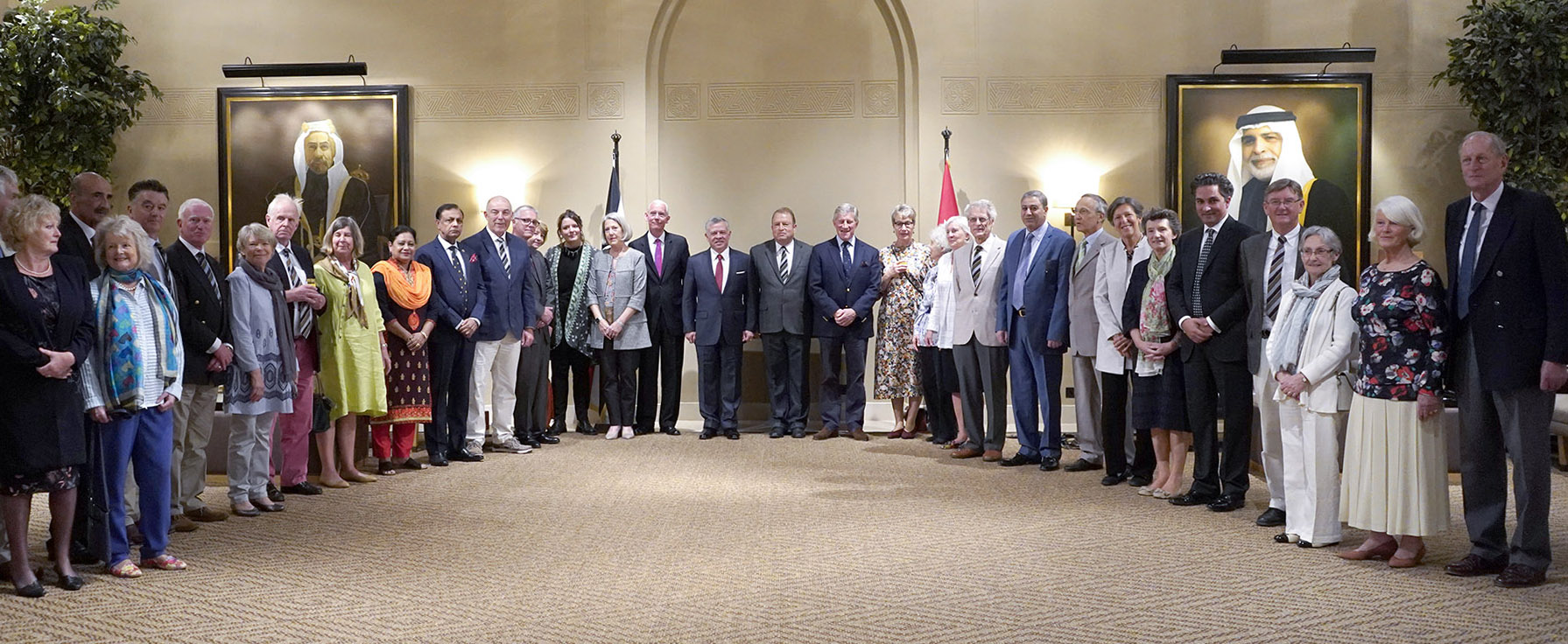 الملك يلتقي وفدا من الكلية الملكية البريطانية للدراسات الدفاعية