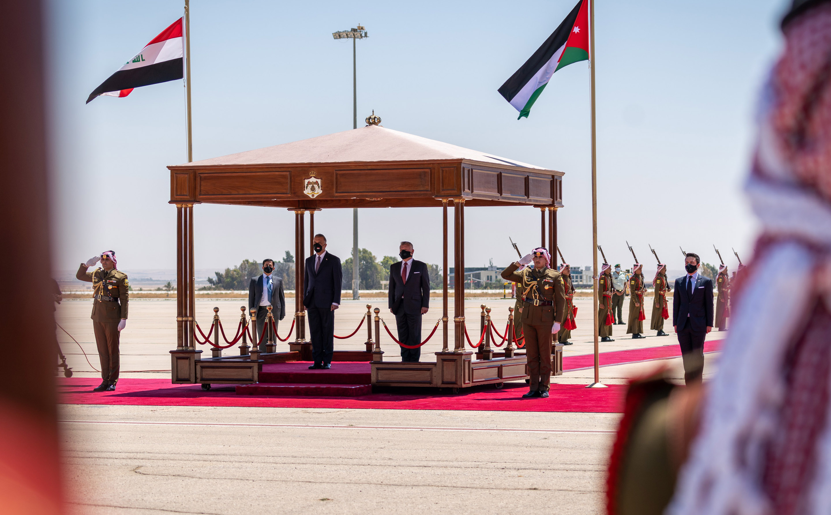 الملك وولي العهد يستقبلان رئيس الوزراء العراقي لدى وصوله عمان