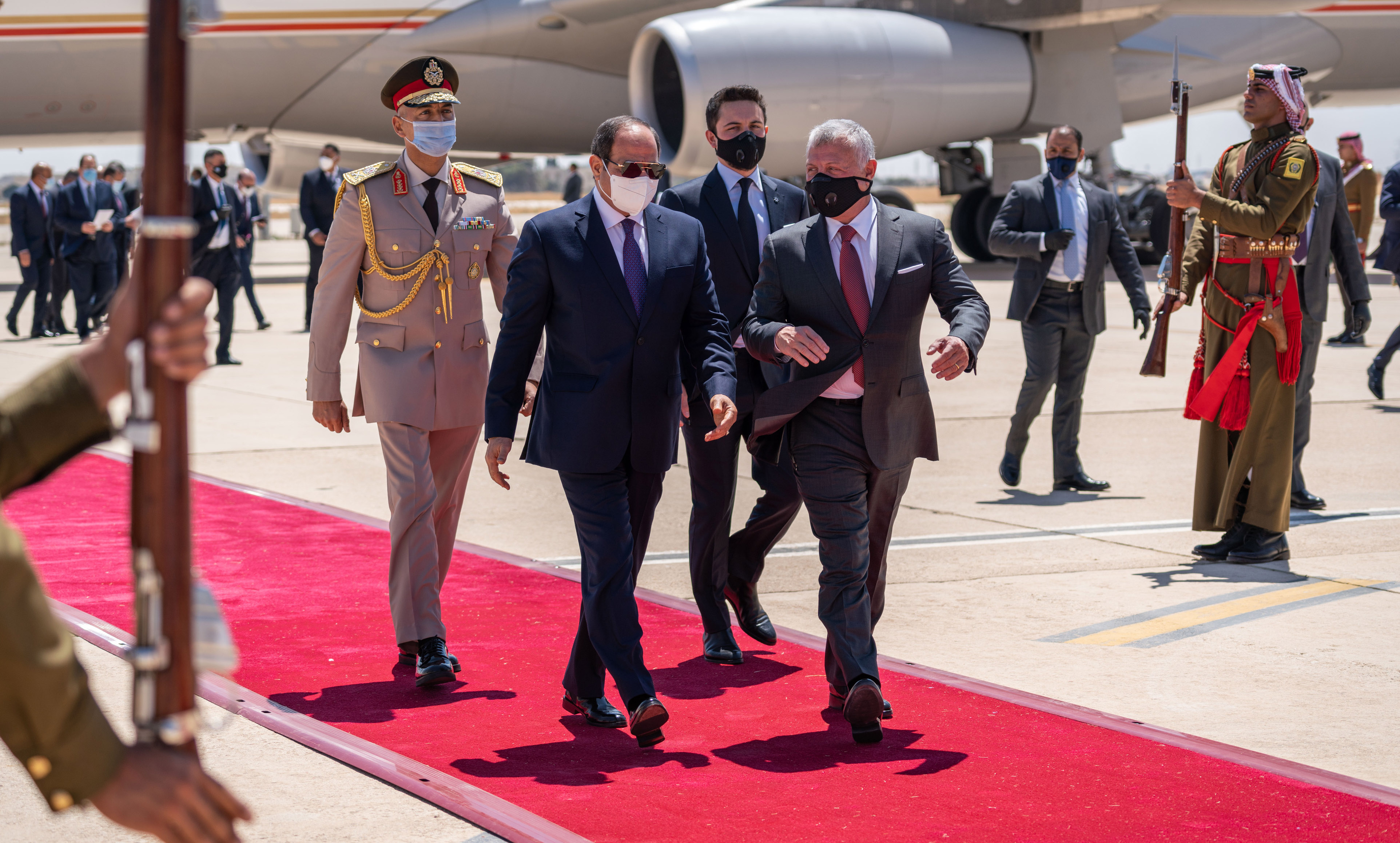 الملك وولي العهد يستقبلان الرئيس المصري لدى وصوله عمان
