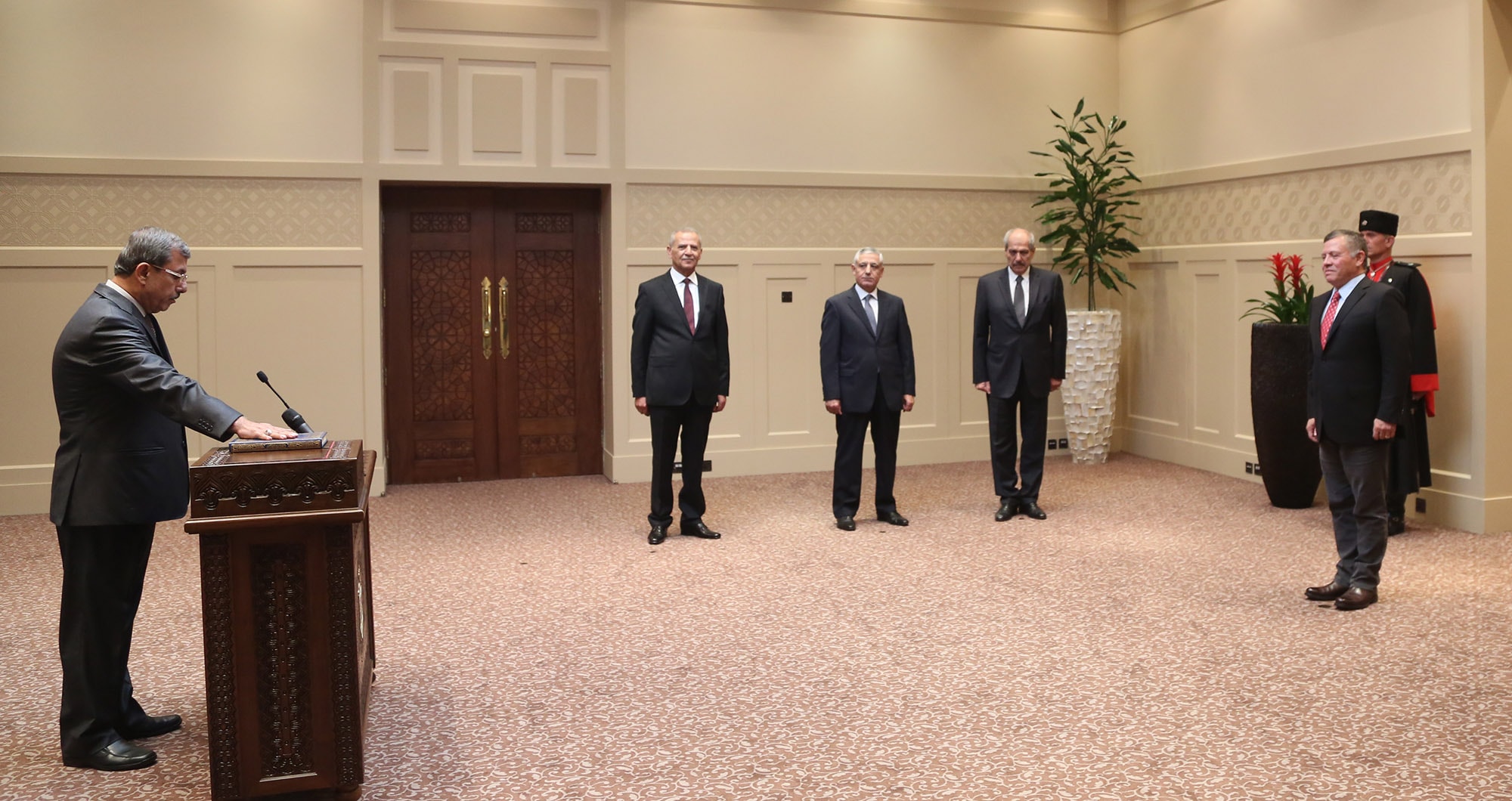 King swears in judges Shraideh, Kanaan