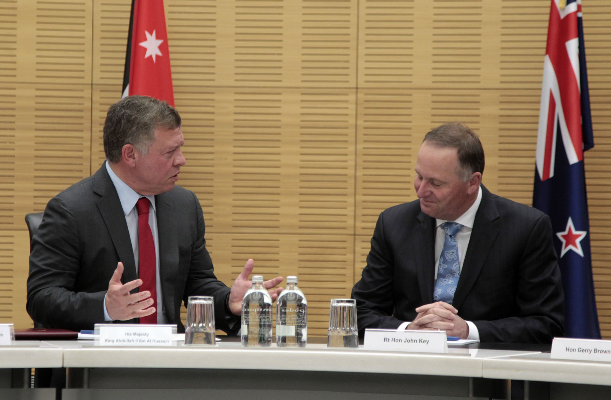 King, New Zealand premier hold talks