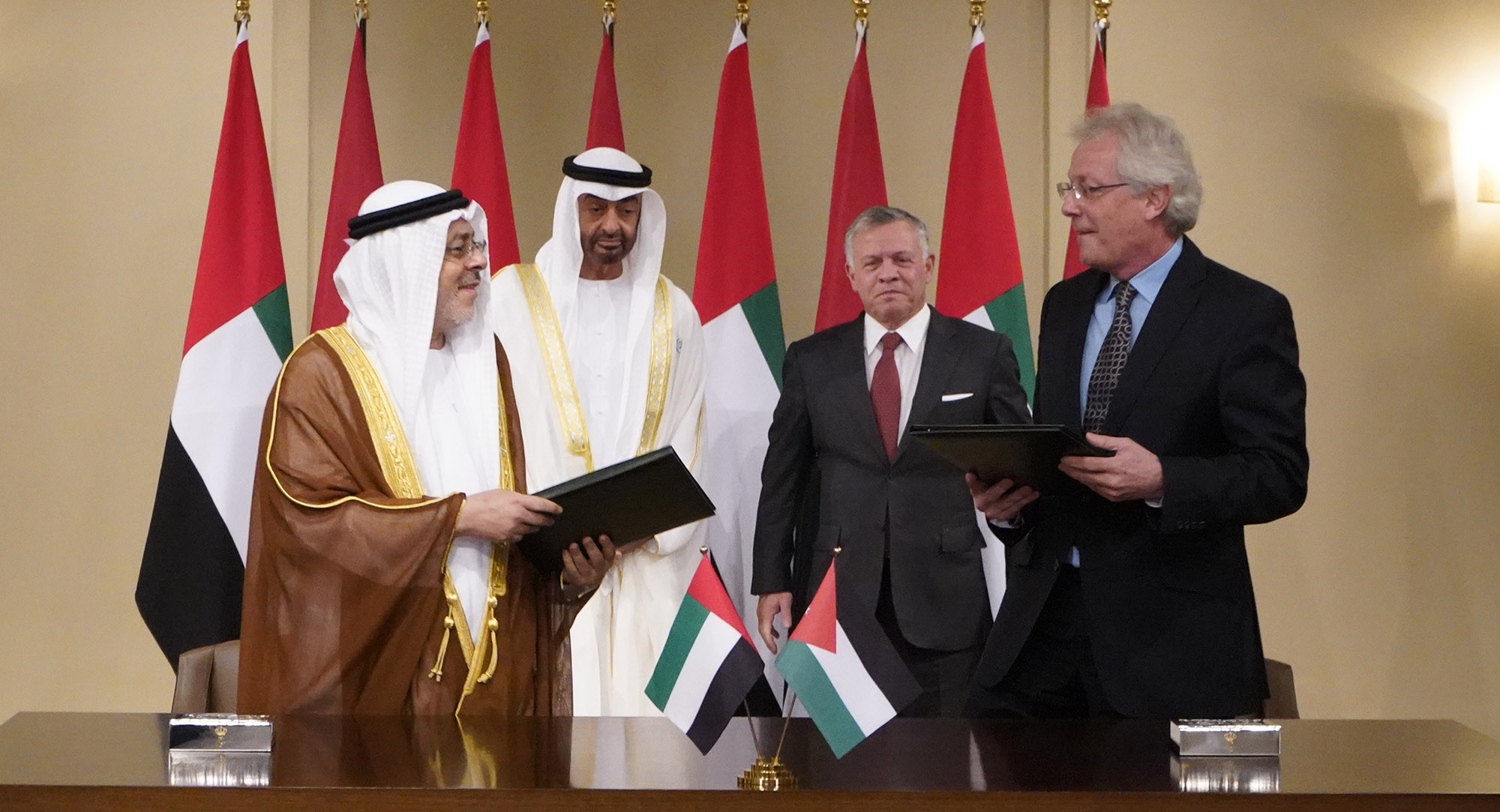 الملك وولي عهد أبوظبي يشهدان توقيع اتفاقية بين صندوق خليفة لتطوير المشاريع ومؤسسة ولي العهد