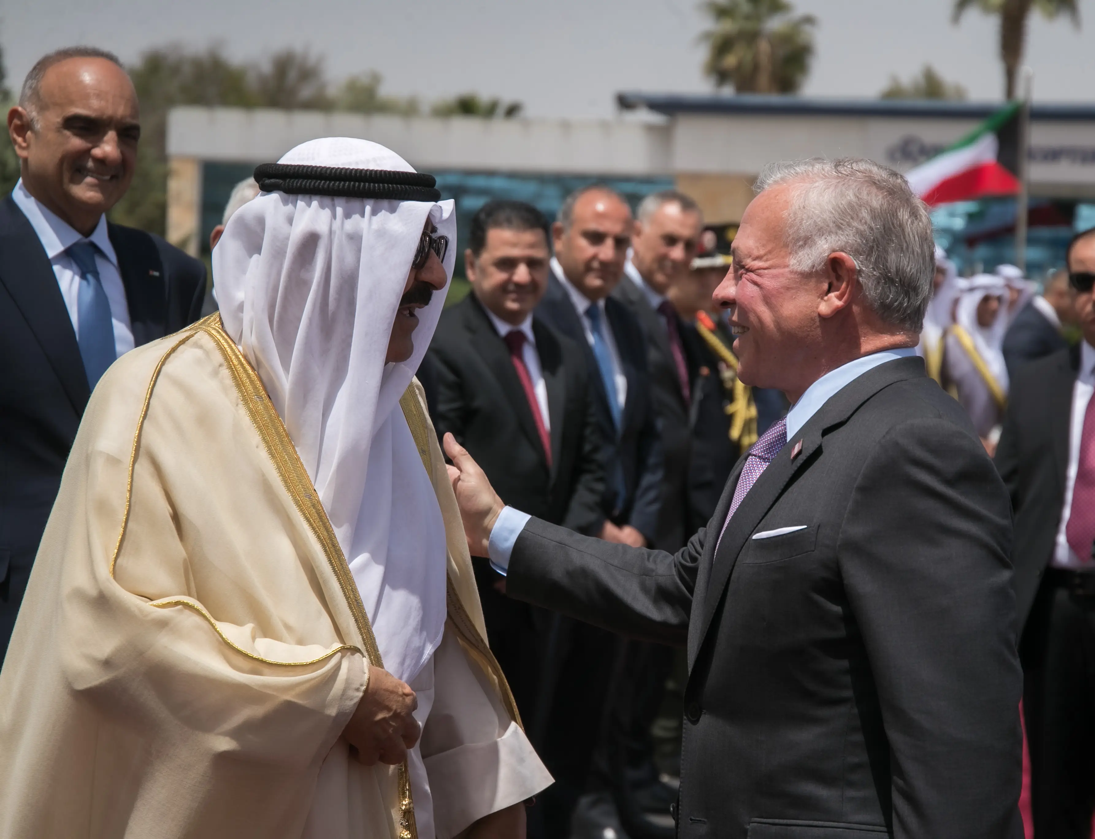 الملك يودع أمير دولة الكويت لدى مغادرته عمان