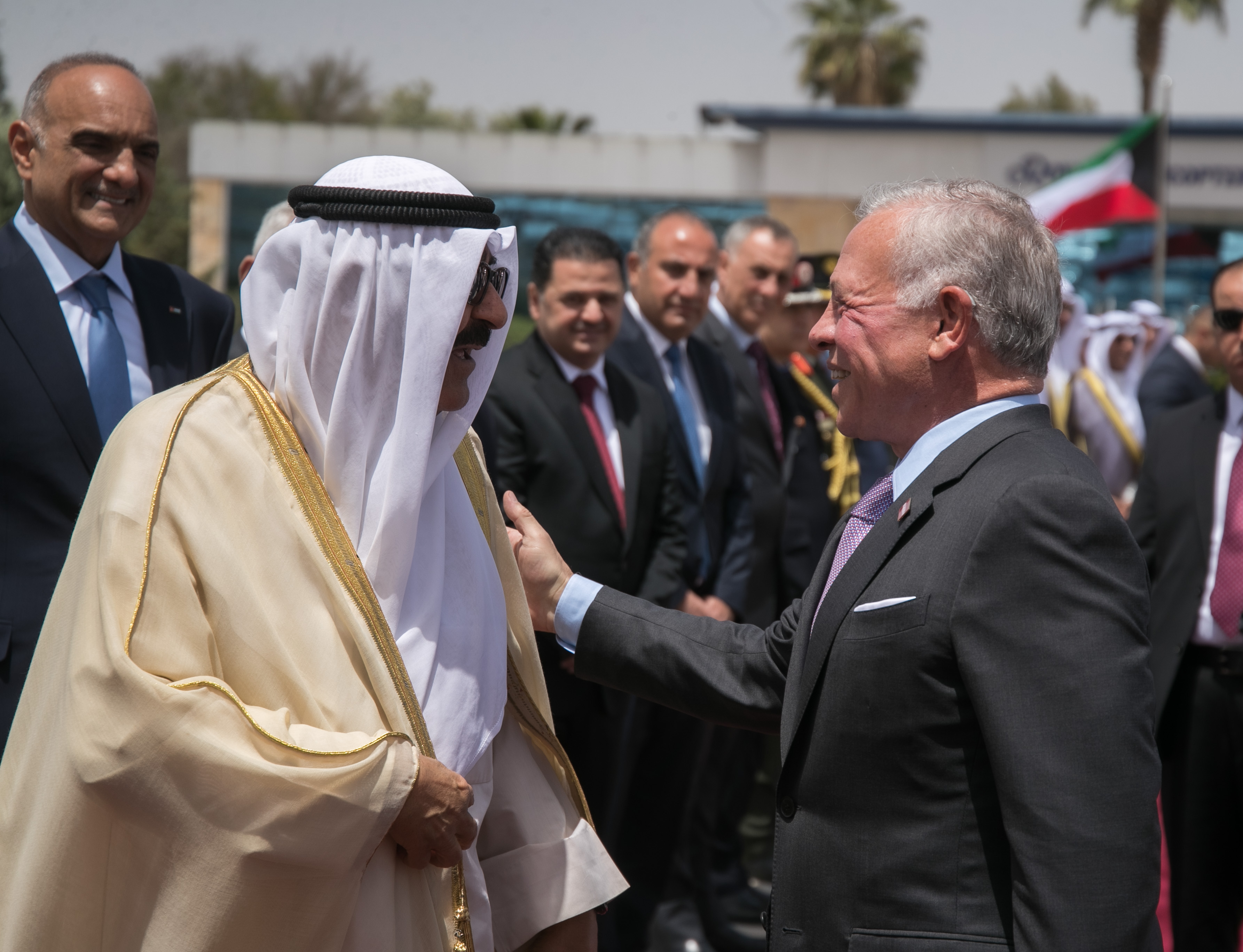 الملك يودع أمير دولة الكويت لدى مغادرته عمان