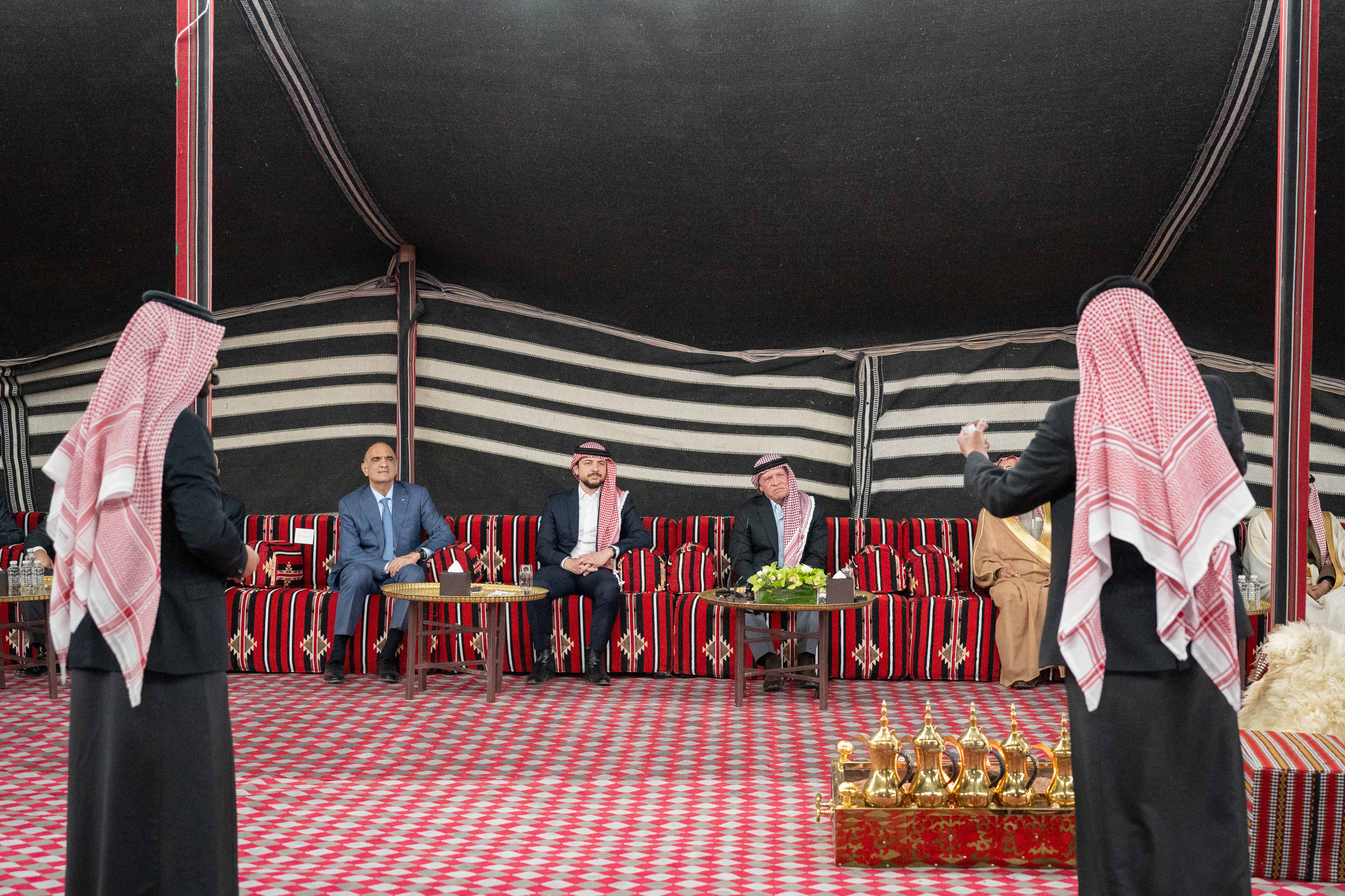 الملك يزور البادية الشمالية ويلتقي بوجهائها وممثلين عن أبنائها
